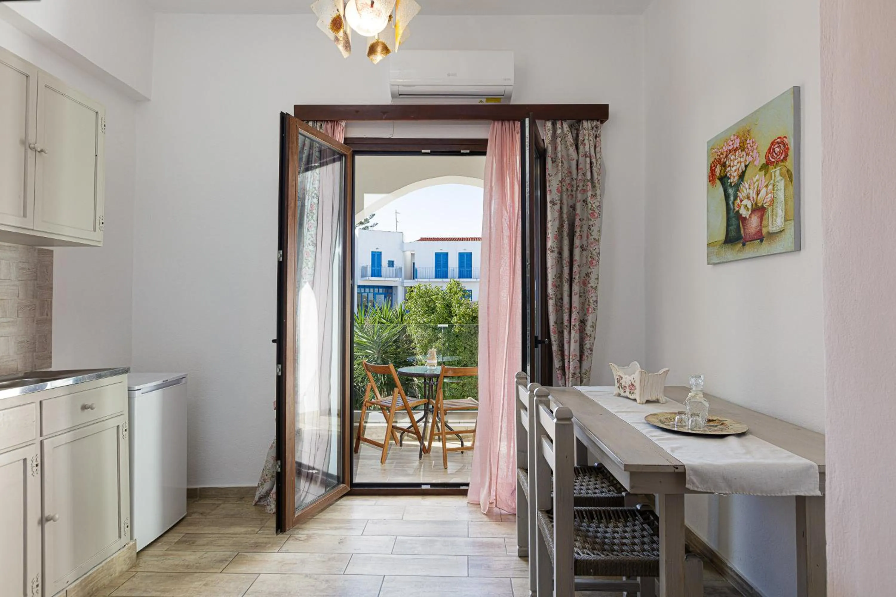 Dining area in Kasteli Studios & Apartments