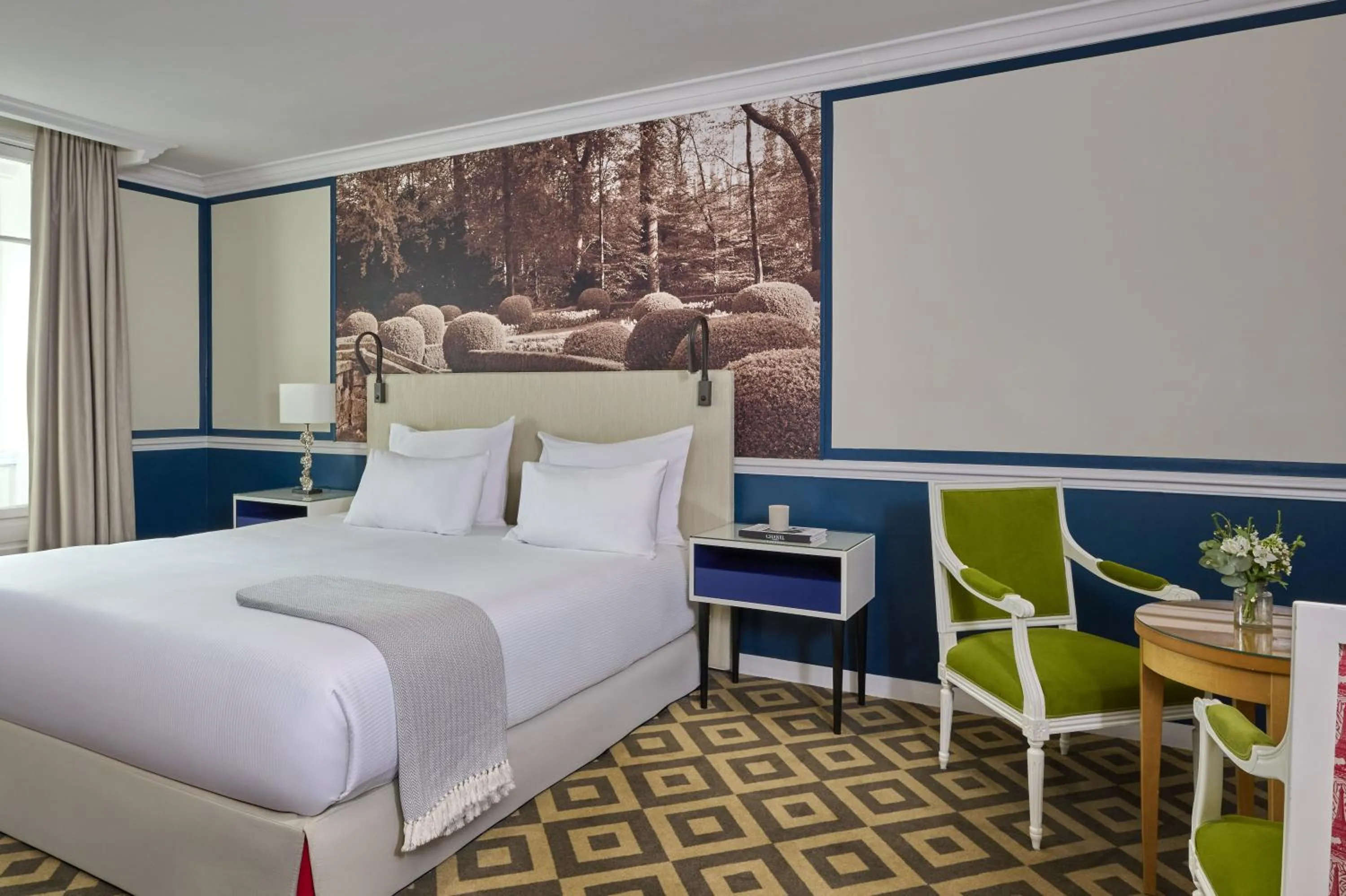 Bed in Fraser Suites Le Claridge Champs-Elysées