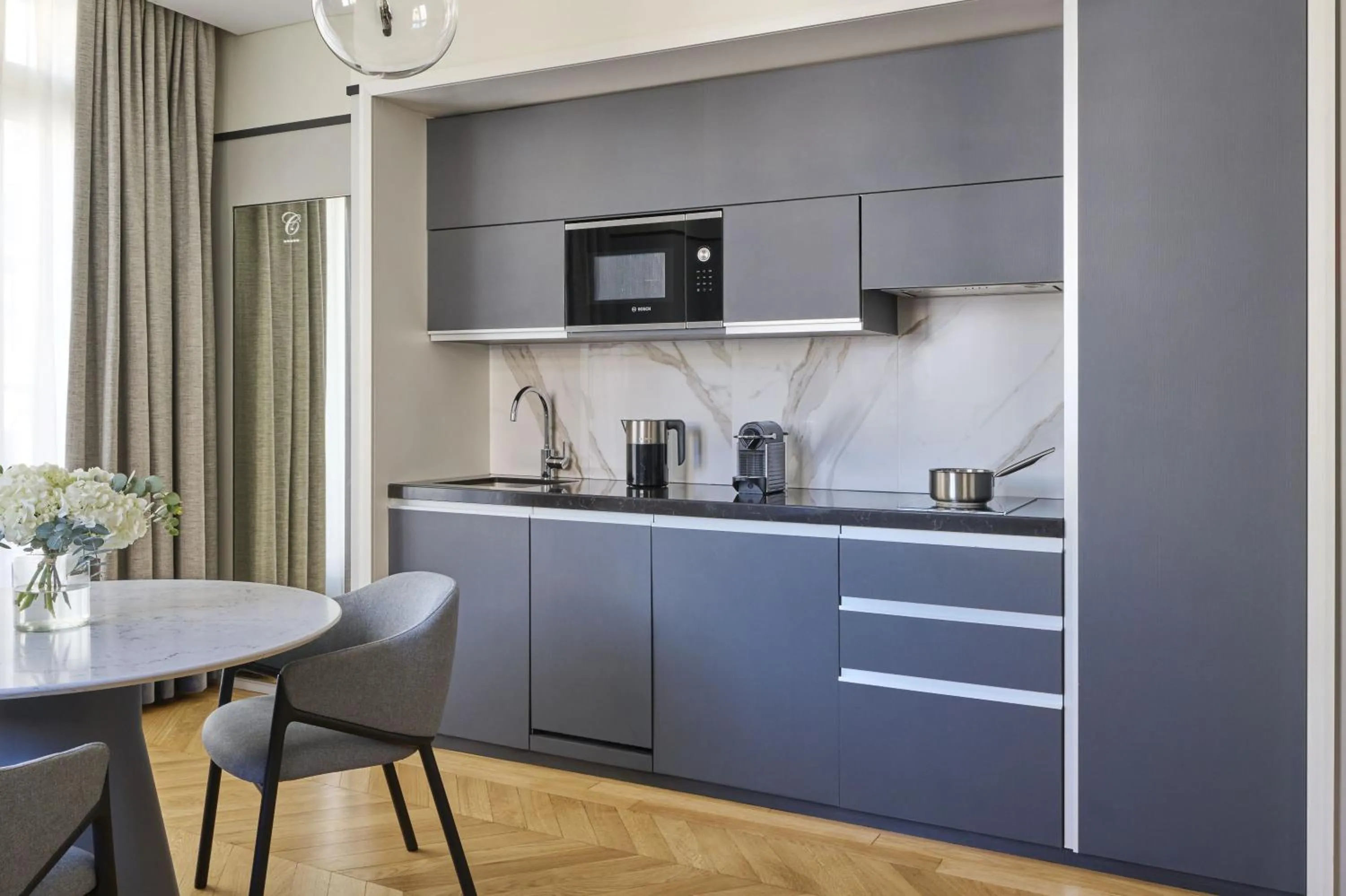 Dining area in Fraser Suites Le Claridge Champs-Elysées