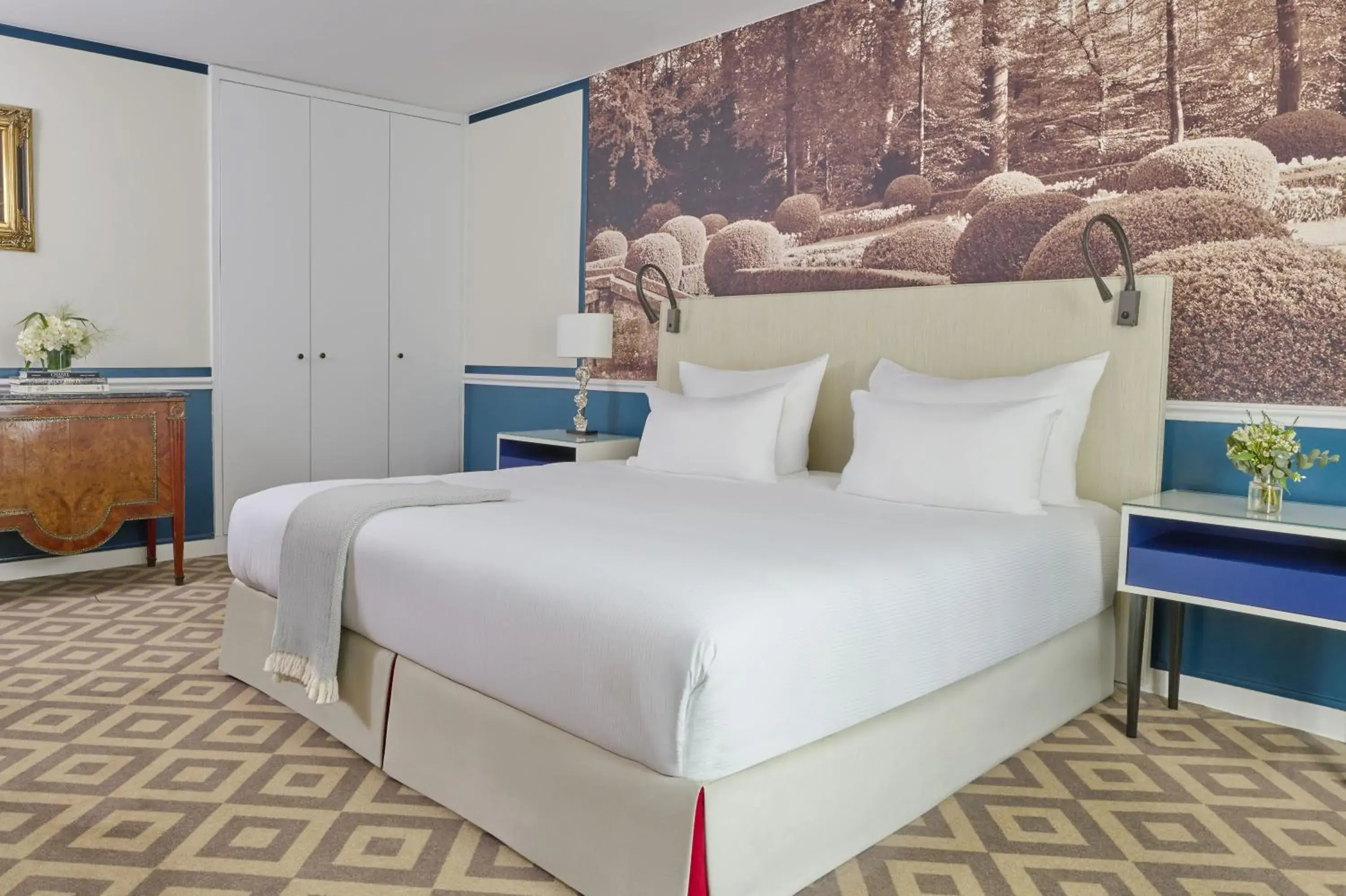 Two-Bedroom Deluxe Suite with Patio View in Fraser Suites Le Claridge Champs-Elysées Two-Bedroom Deluxe Suite with Patio View in Fraser Suites Le Claridge Champs-Elysées