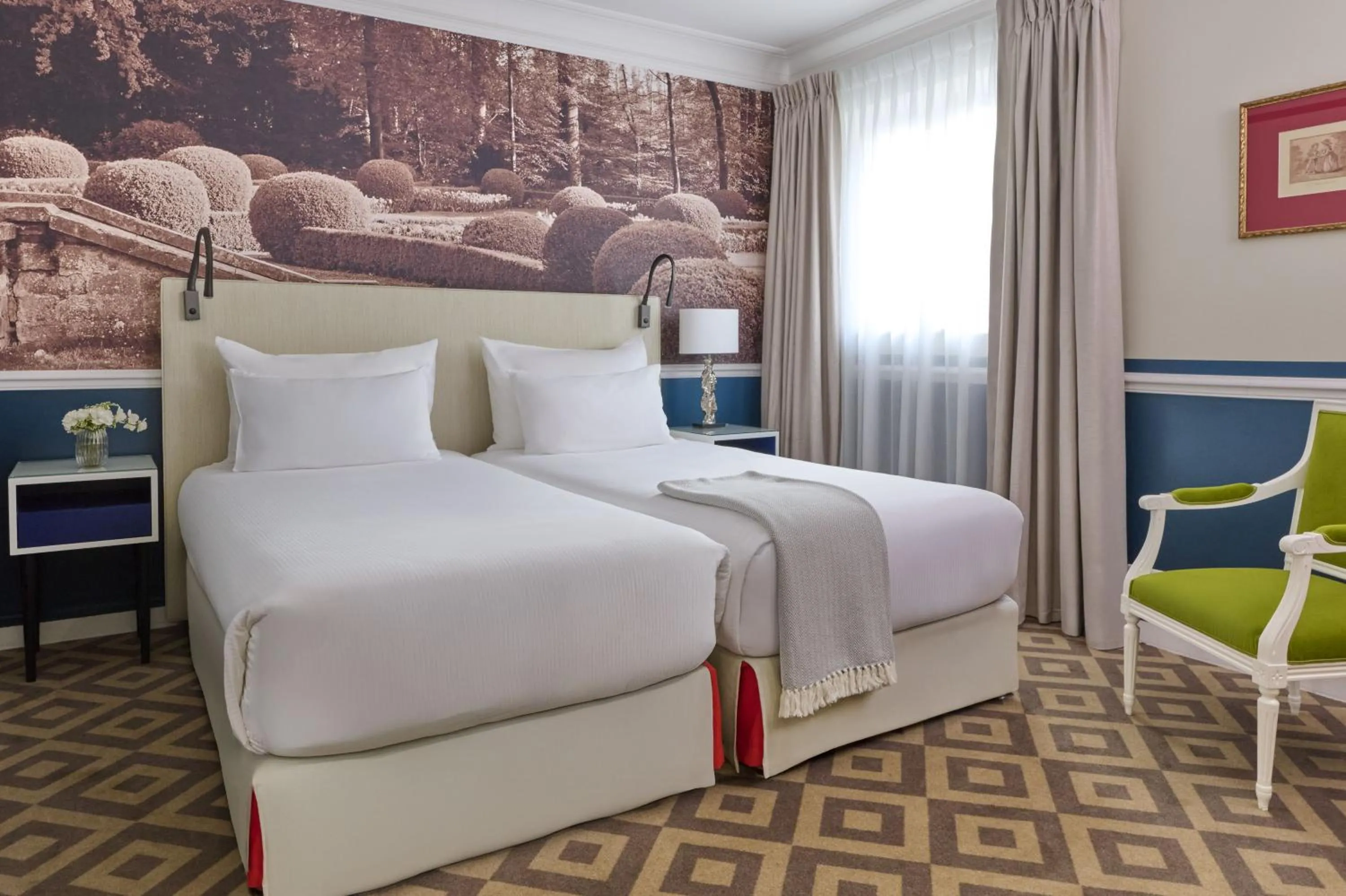 Bed in Fraser Suites Le Claridge Champs-Elysées