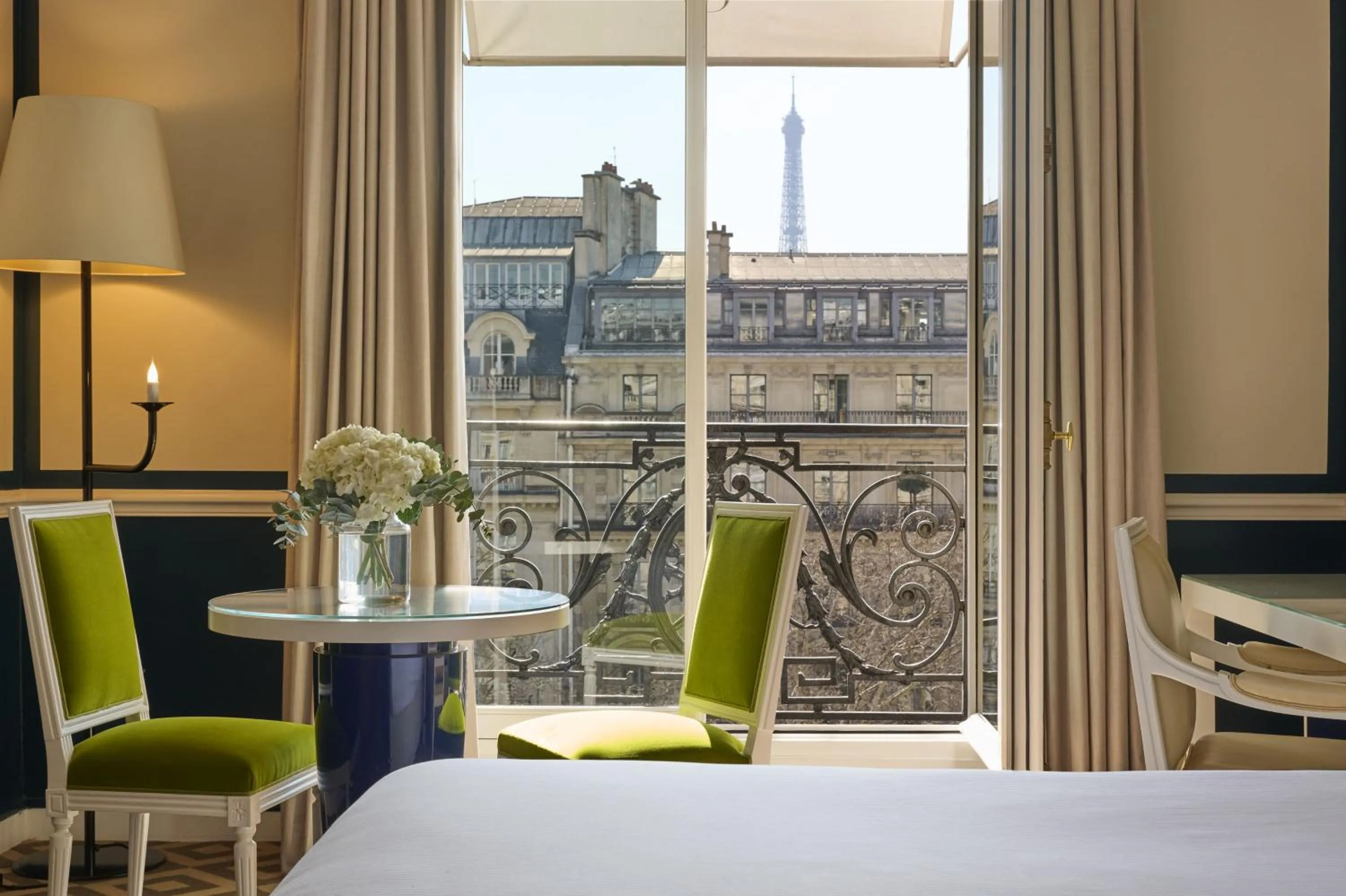 View (from property/room), Bed in Fraser Suites Le Claridge Champs-Elysées