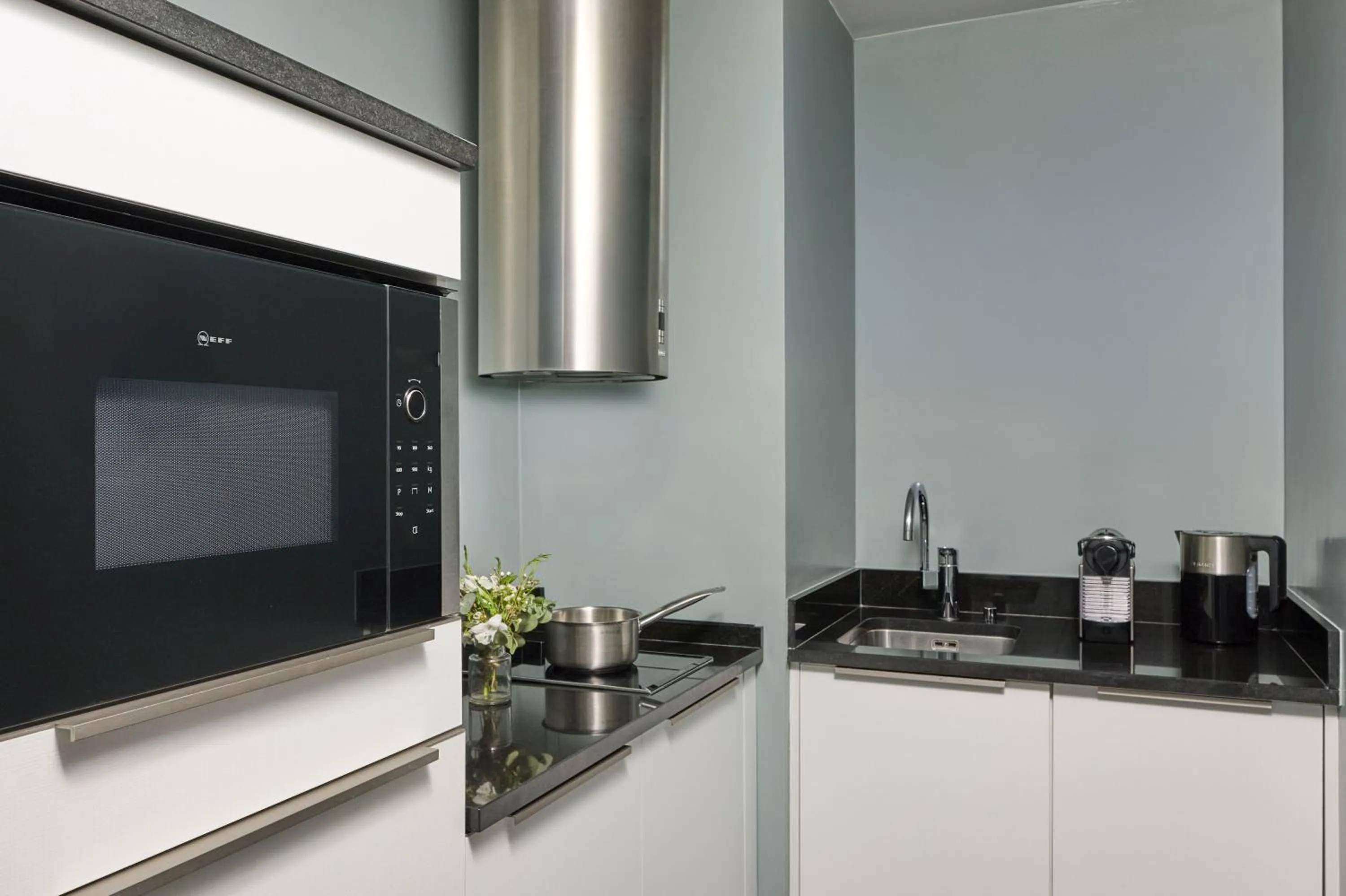 Kitchen or kitchenette in Fraser Suites Le Claridge Champs-Elysées