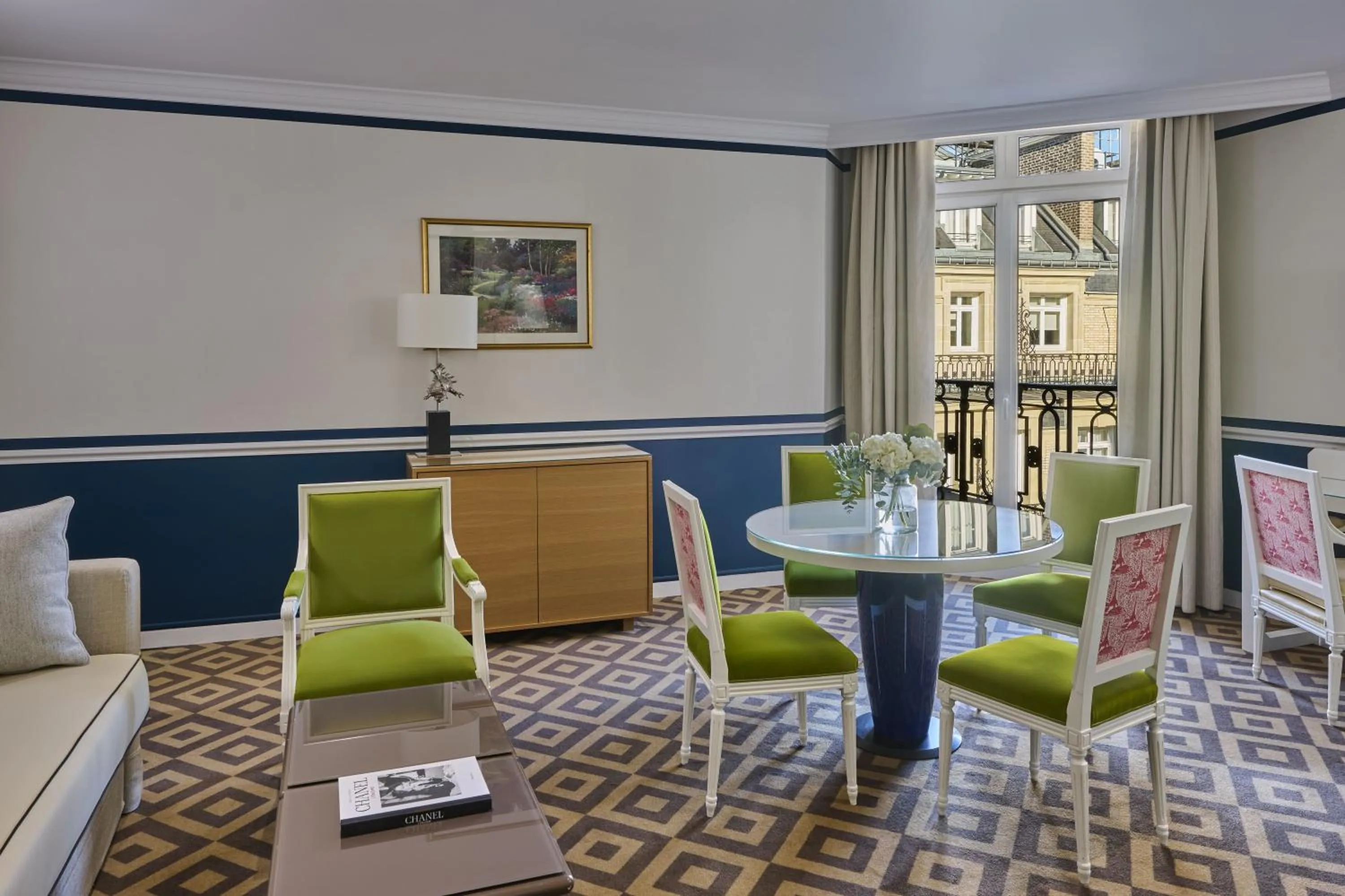 Living room in Fraser Suites Le Claridge Champs-Elysées