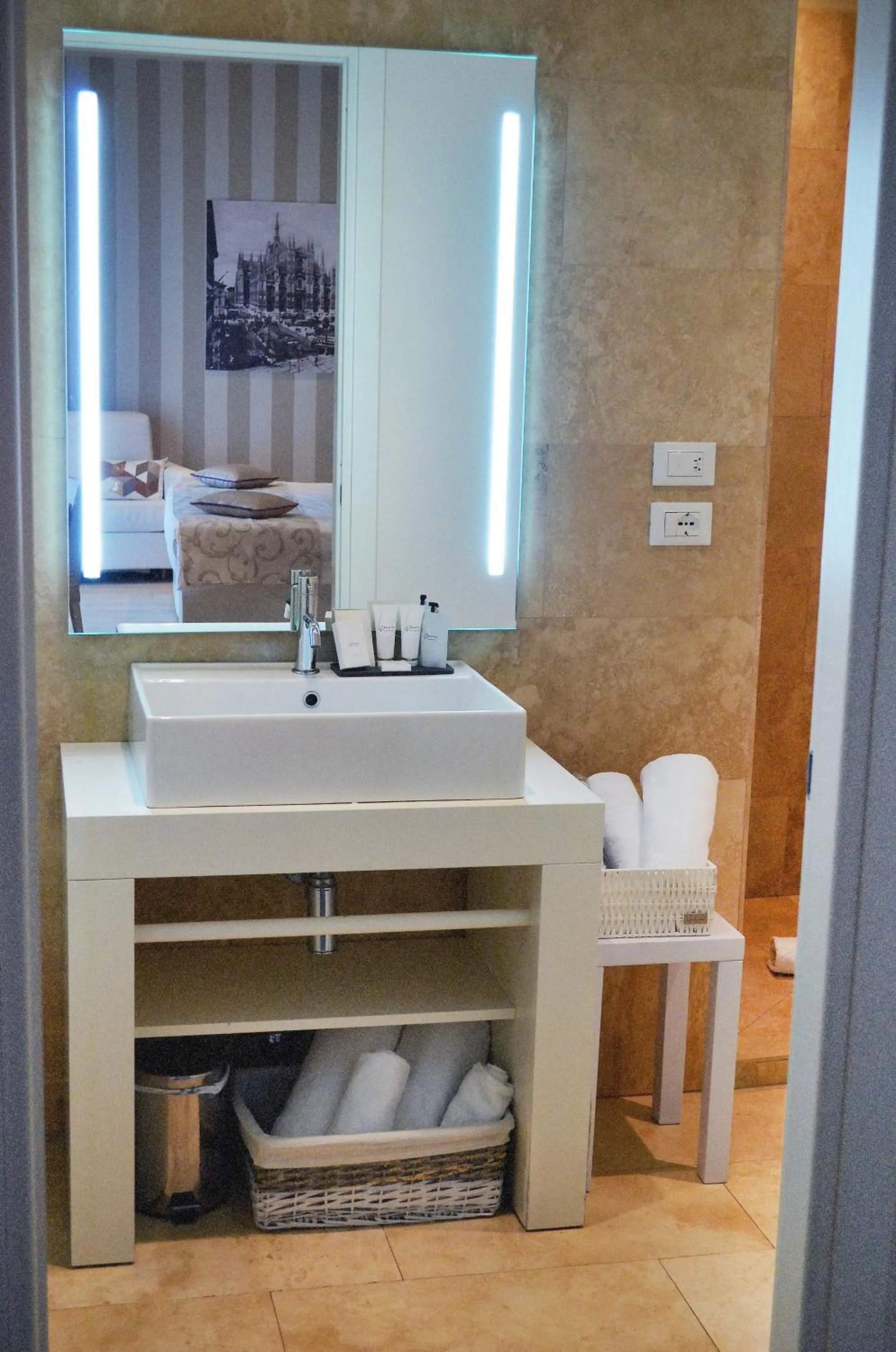 Bathroom, Bed in Rooms Milano Duomo