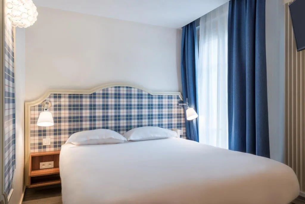 Photo of the whole room, Bed in Hotel Boris V. by Happyculture