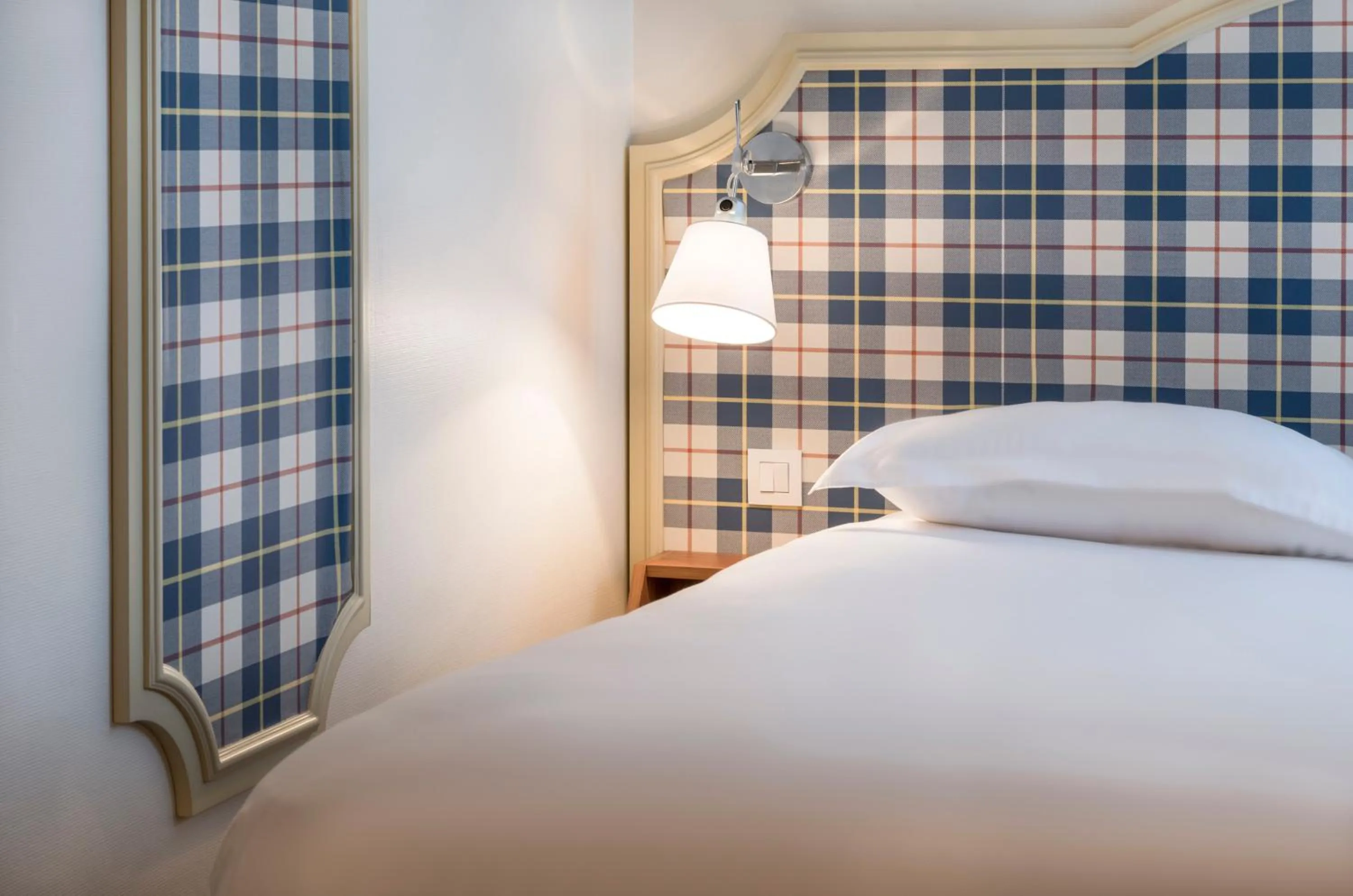 Bed in Hotel Boris V. by Happyculture