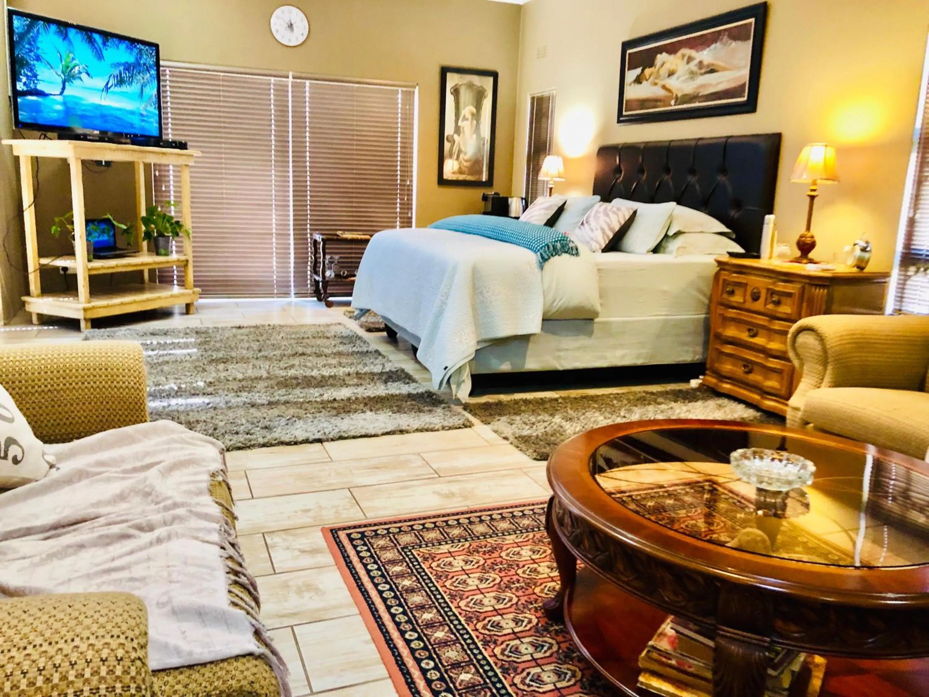 Photo of the whole room in Rooibos Retreat