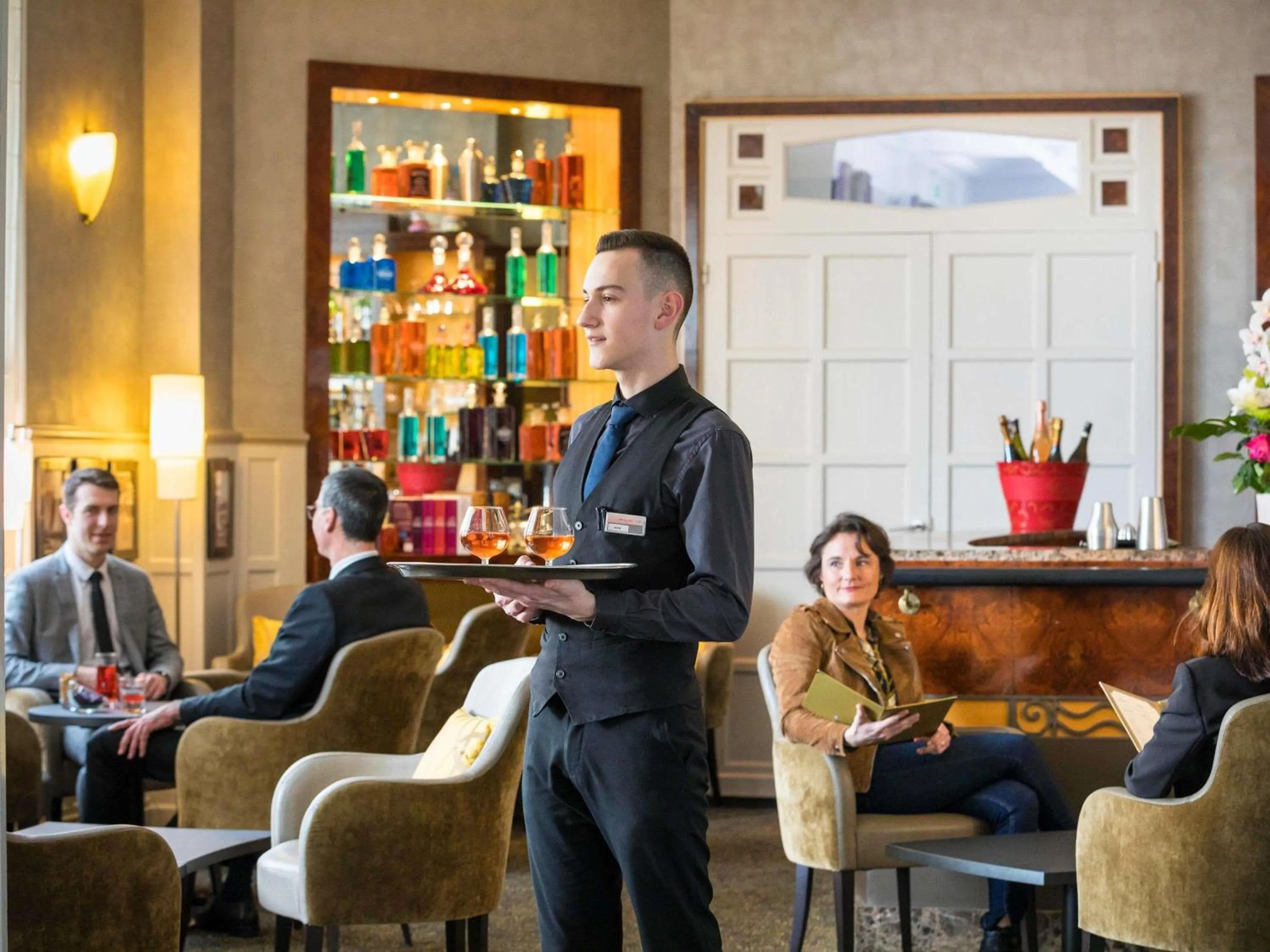 Lounge or bar in Hotel Mercure La Baule Majestic