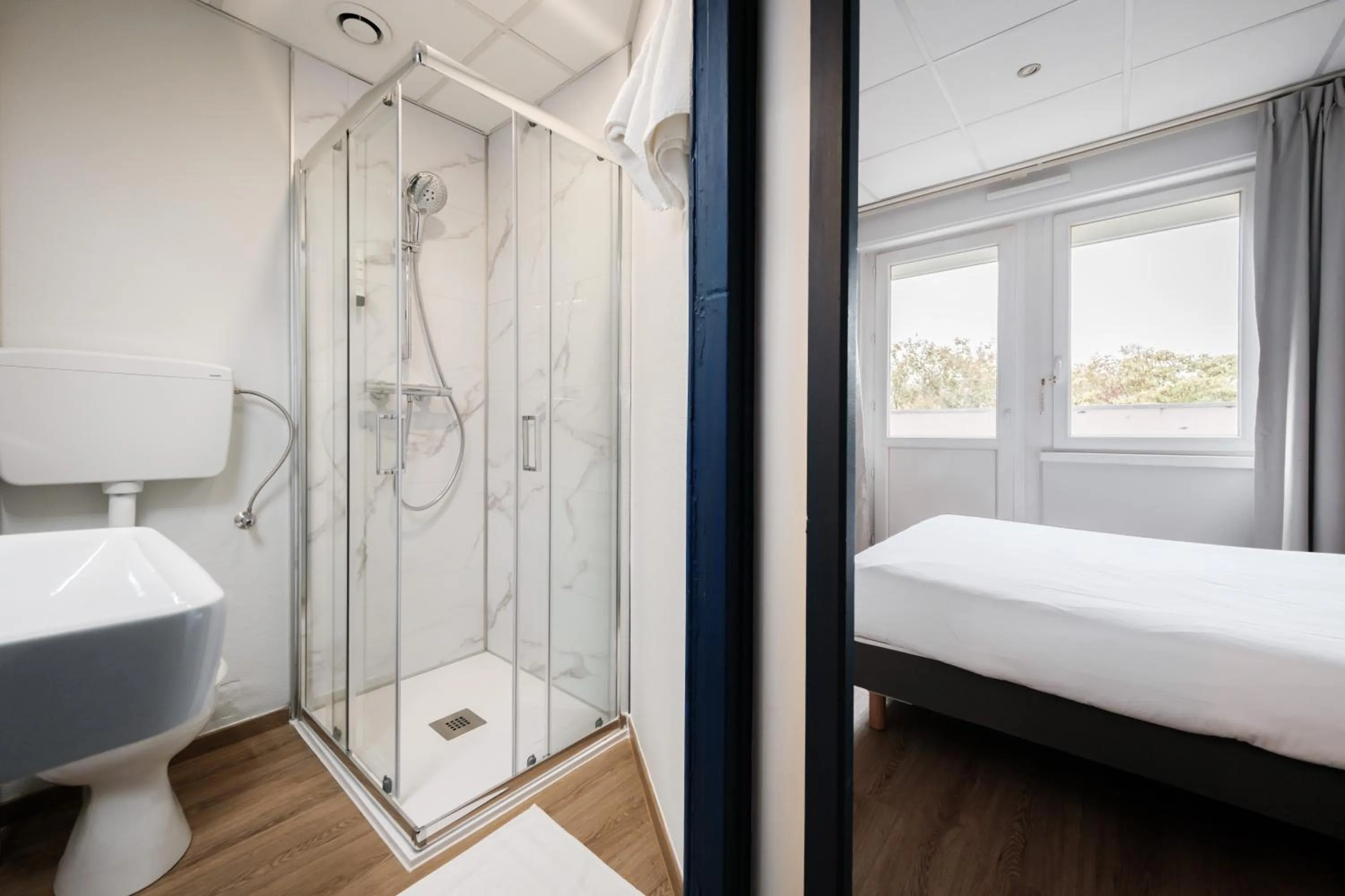 Shower, Bed in Hôtel du Parc Thionville Centre