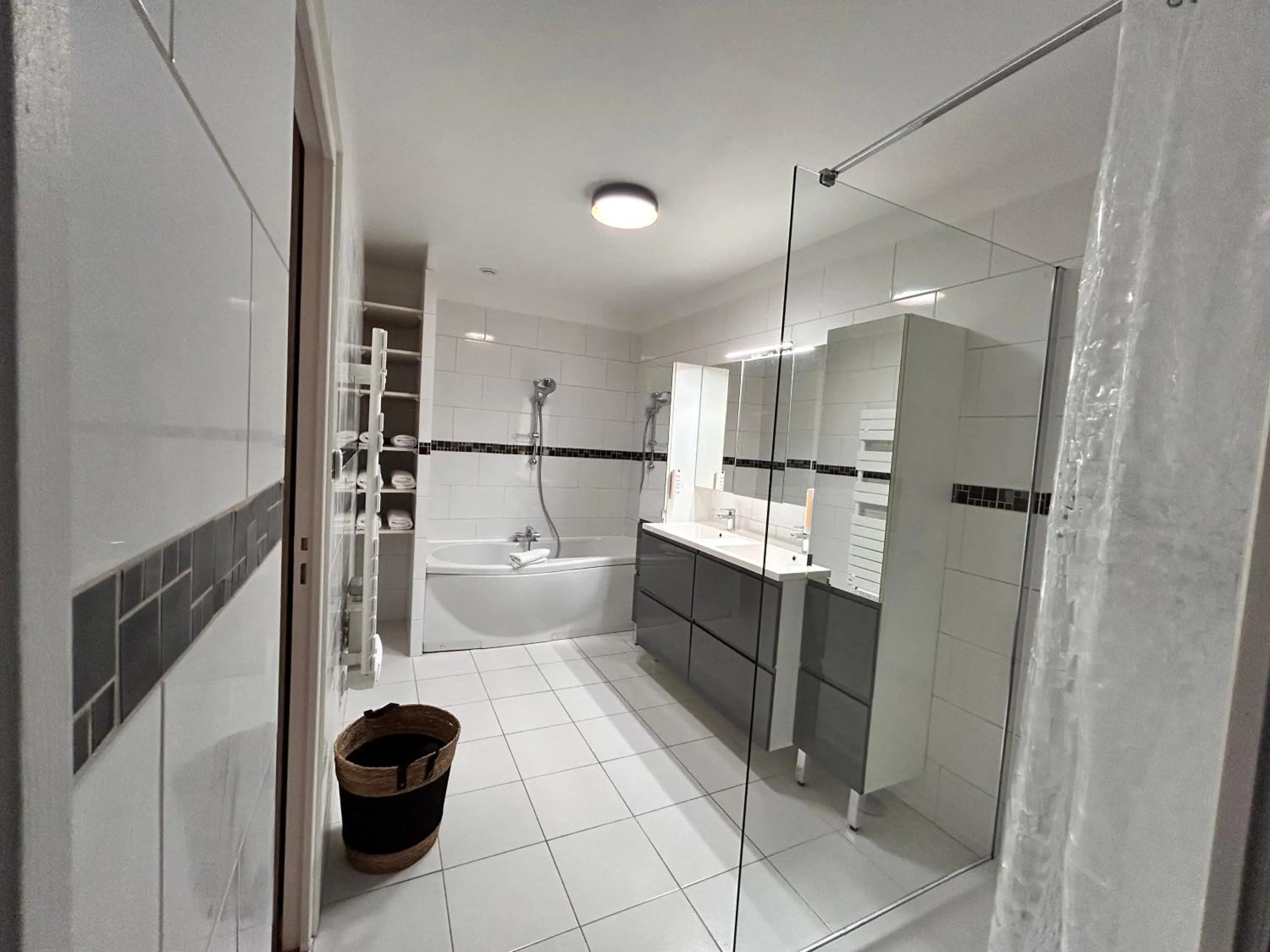 Bathroom in Hôtel du Parc Thionville Centre