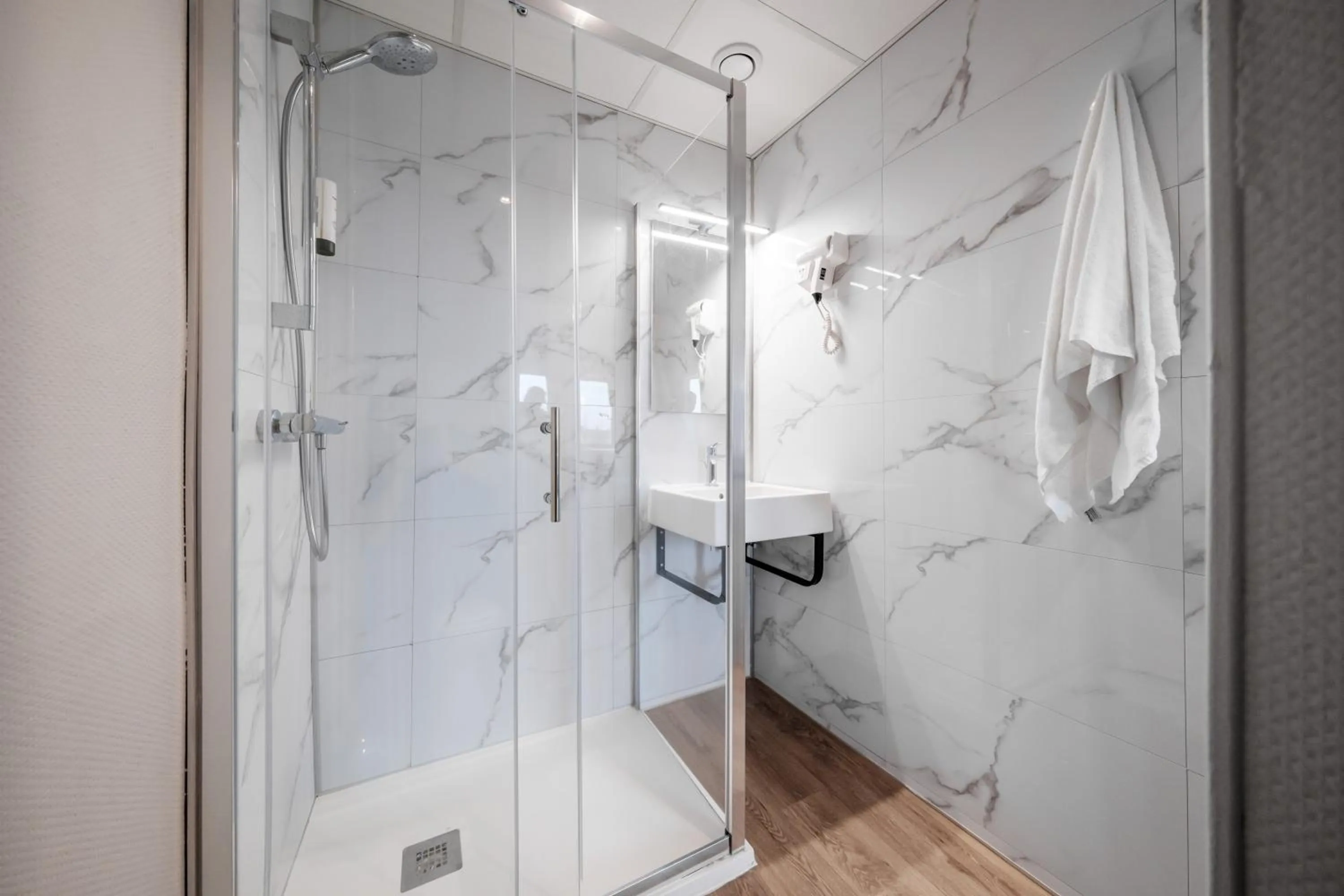 Shower in Hôtel du Parc Thionville Centre