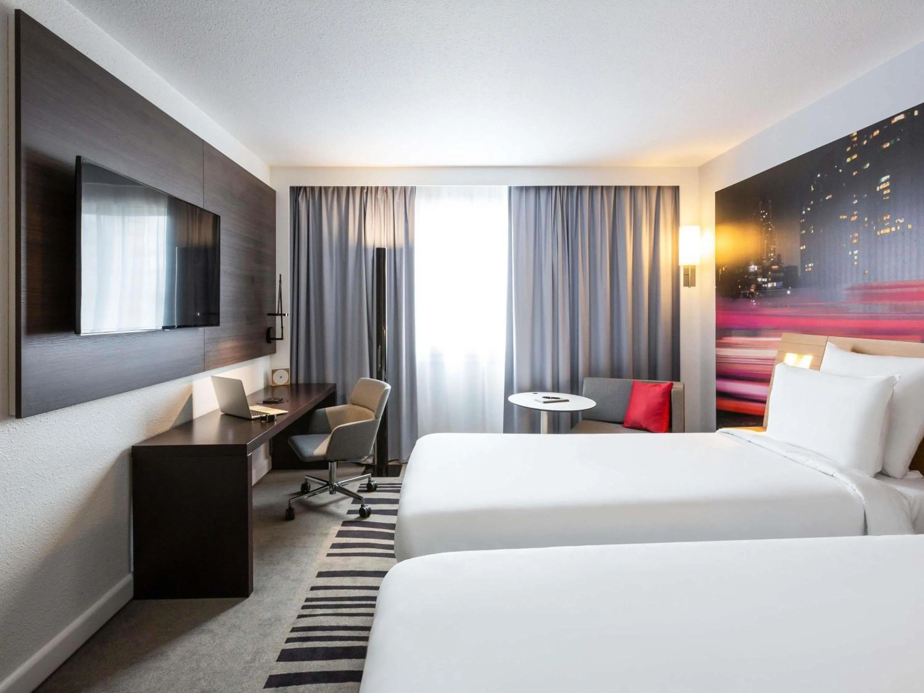 Bedroom, Bed in Novotel Bordeaux Centre Ville