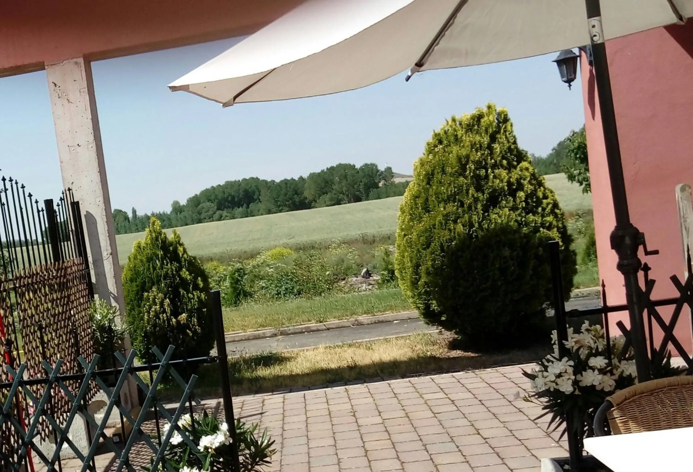 Garden view in Hotel Santa Coloma del Camino