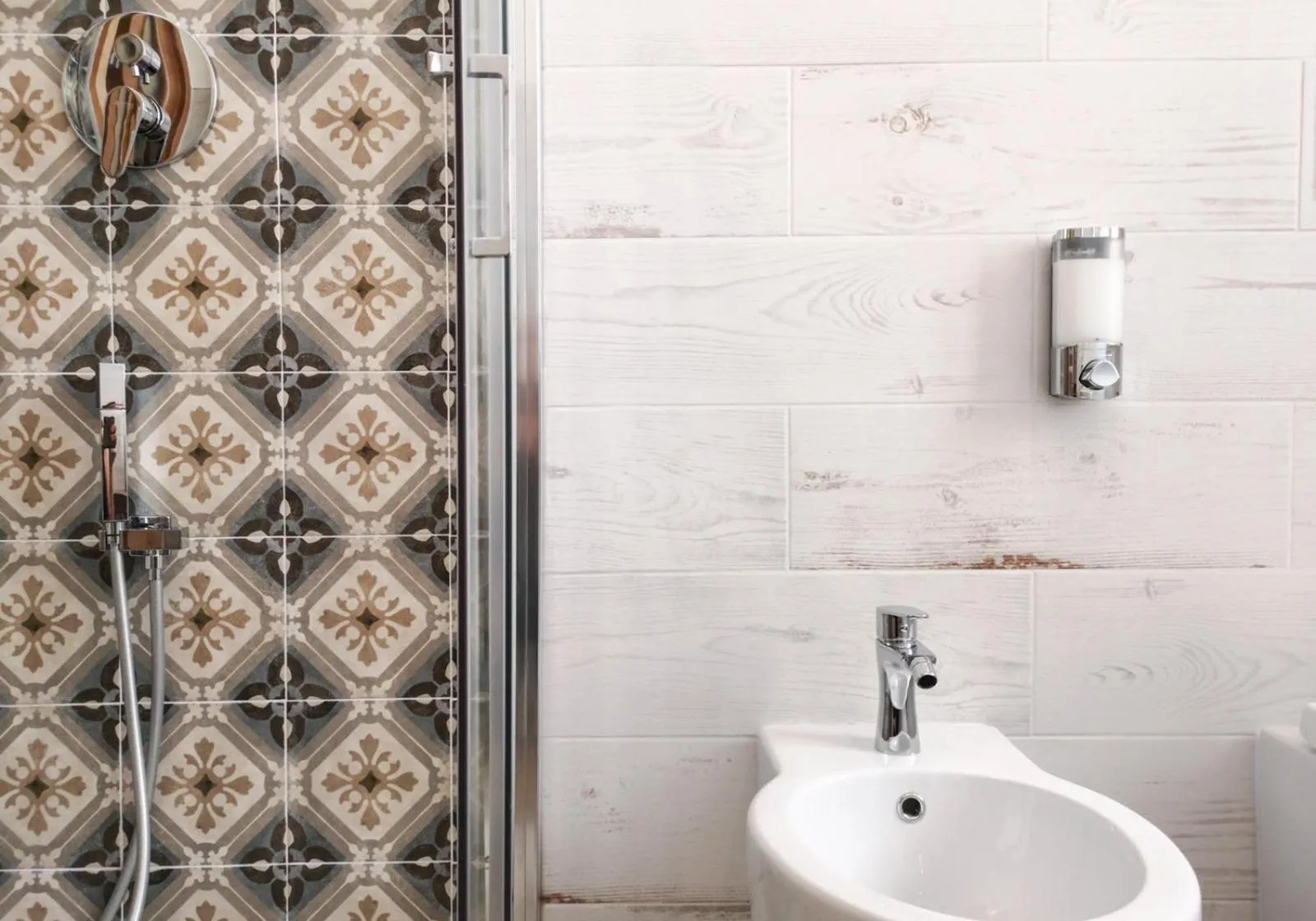 Shower in Calenda Suite