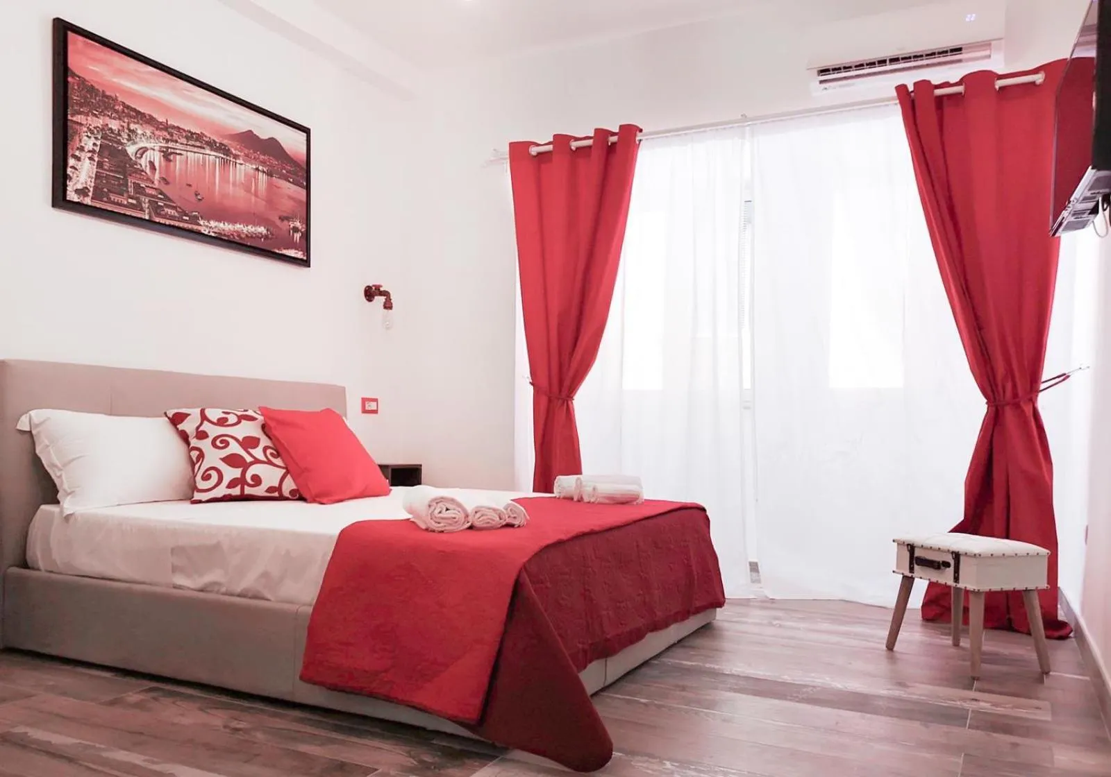 Photo of the whole room, Bed in Calenda Suite