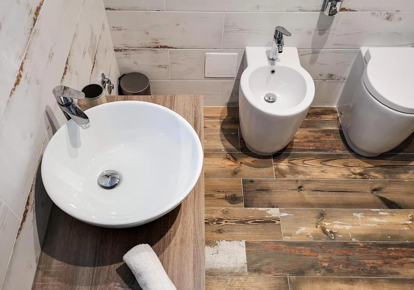 Toilet in Calenda Suite