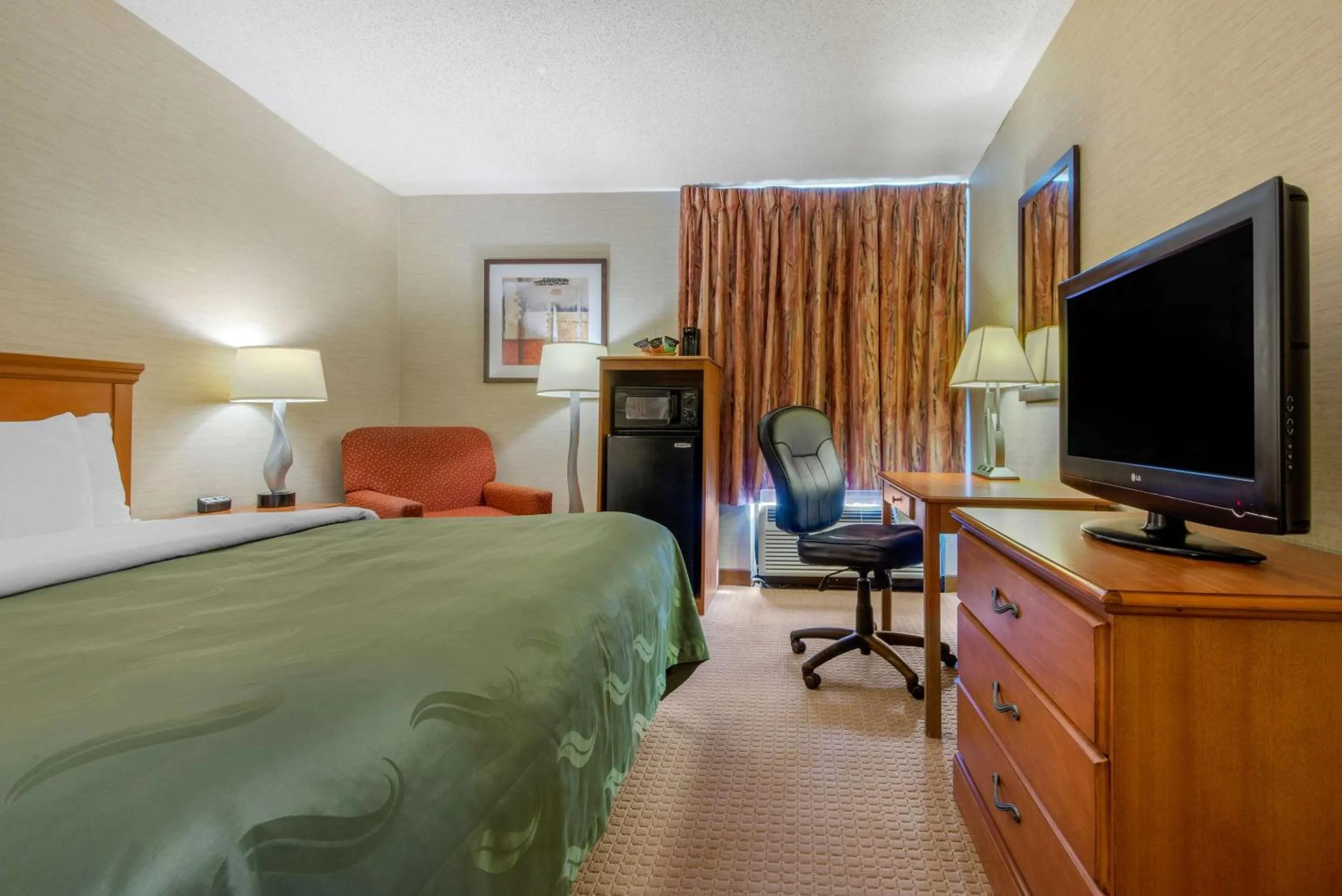 Bedroom, Bed in Quality Inn & Suites Mansfield