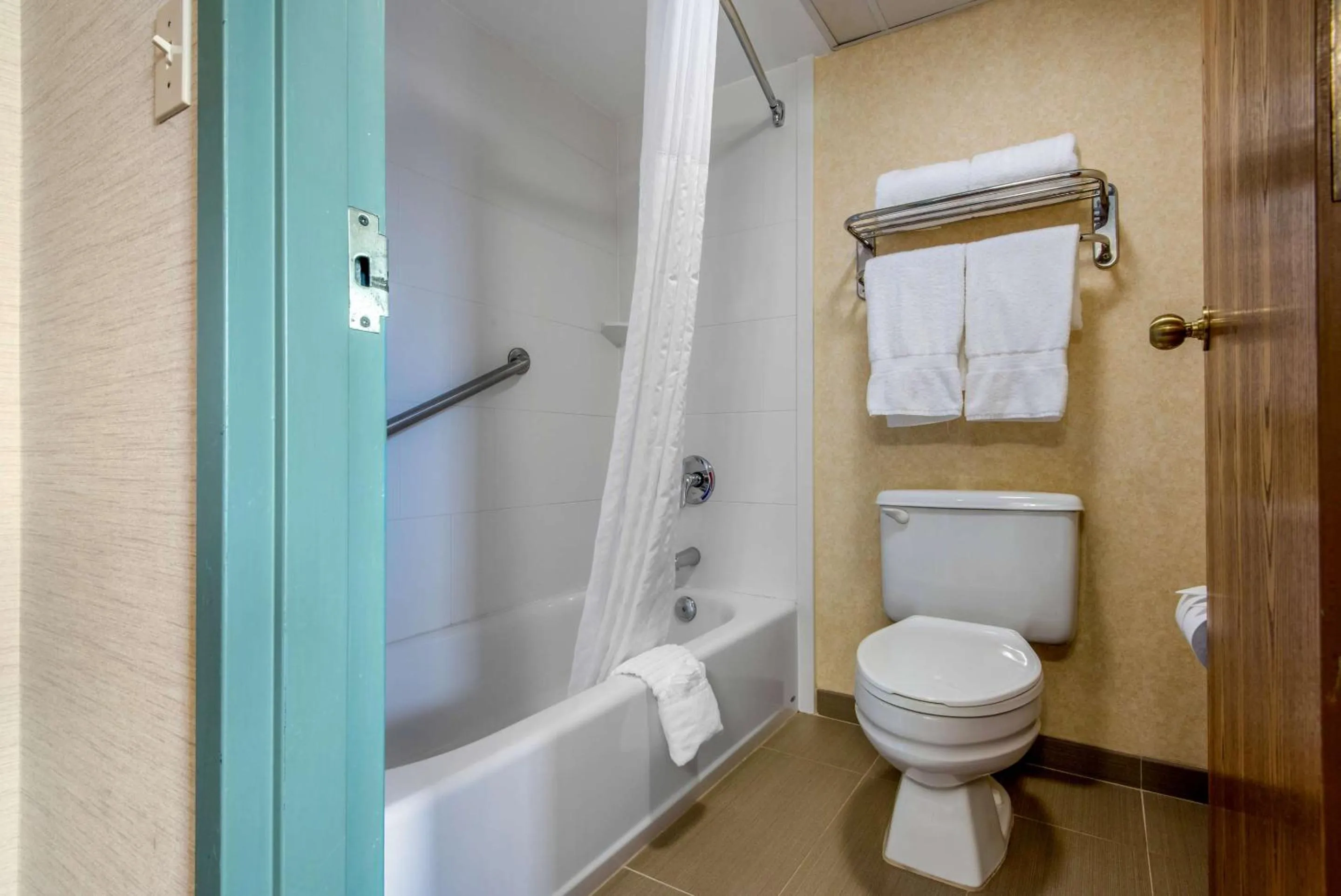 Bedroom in Quality Inn & Suites Mansfield