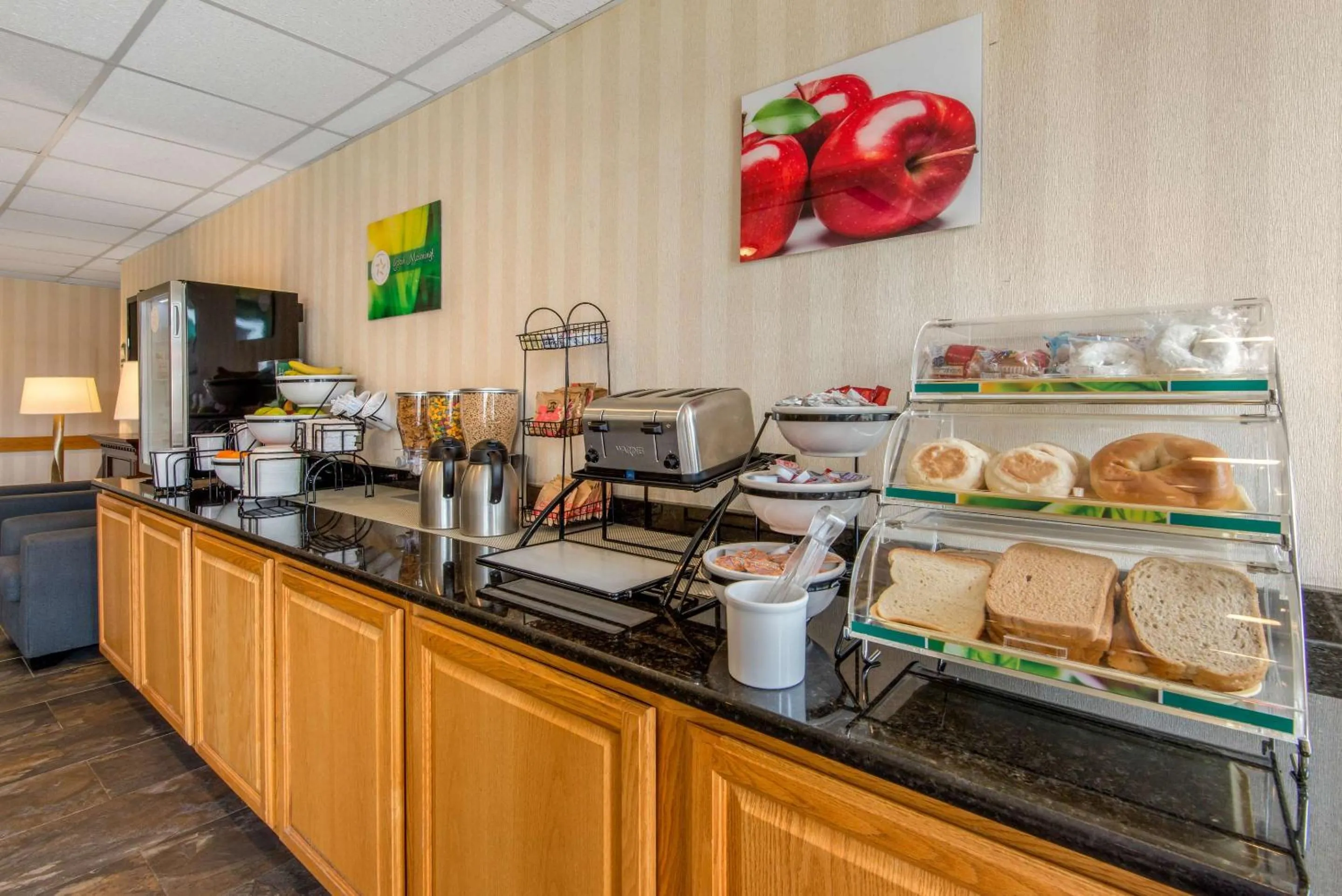 Breakfast in Quality Inn & Suites Mansfield