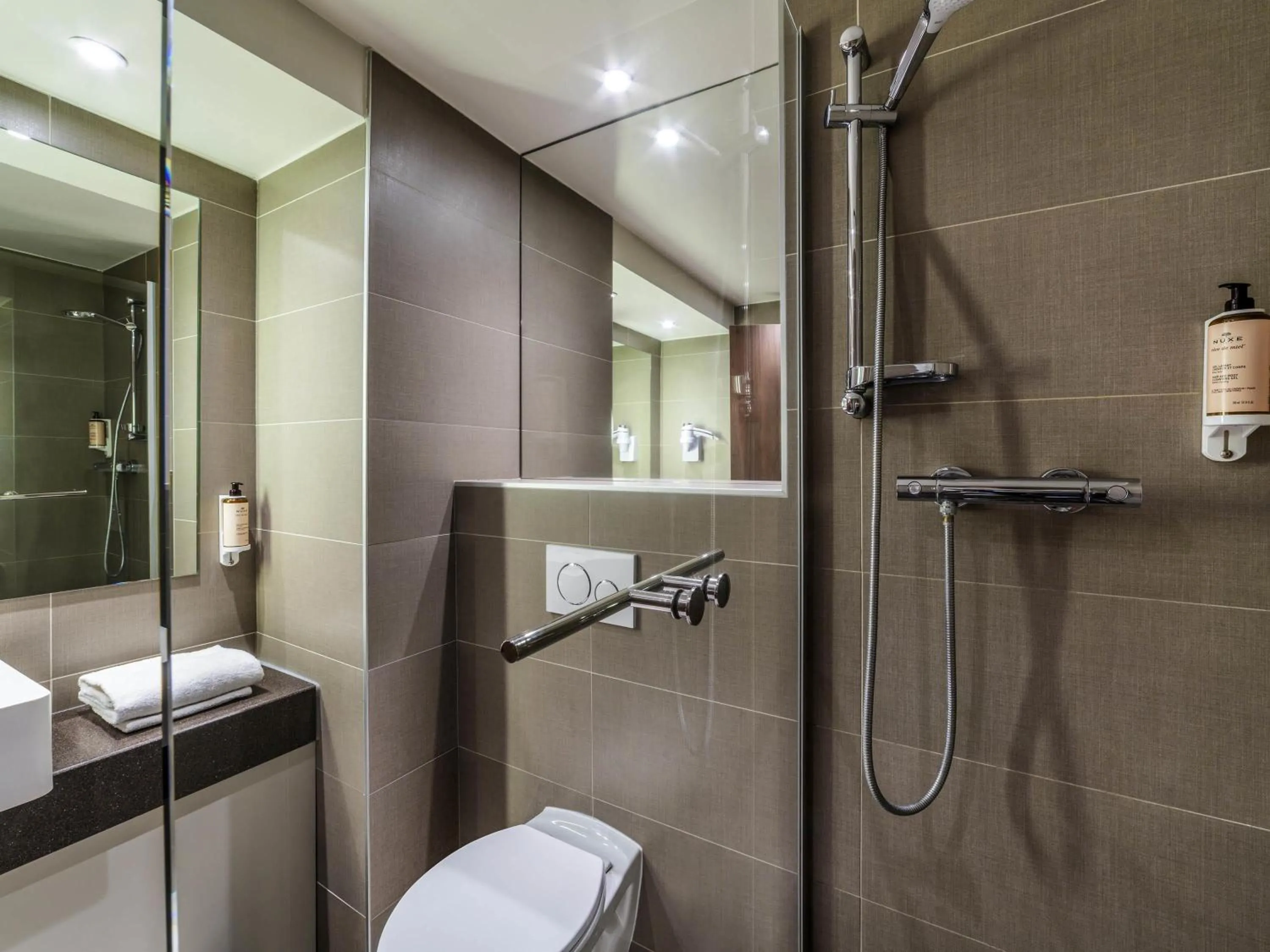 Bedroom in Mercure Caen Cote De Nacre