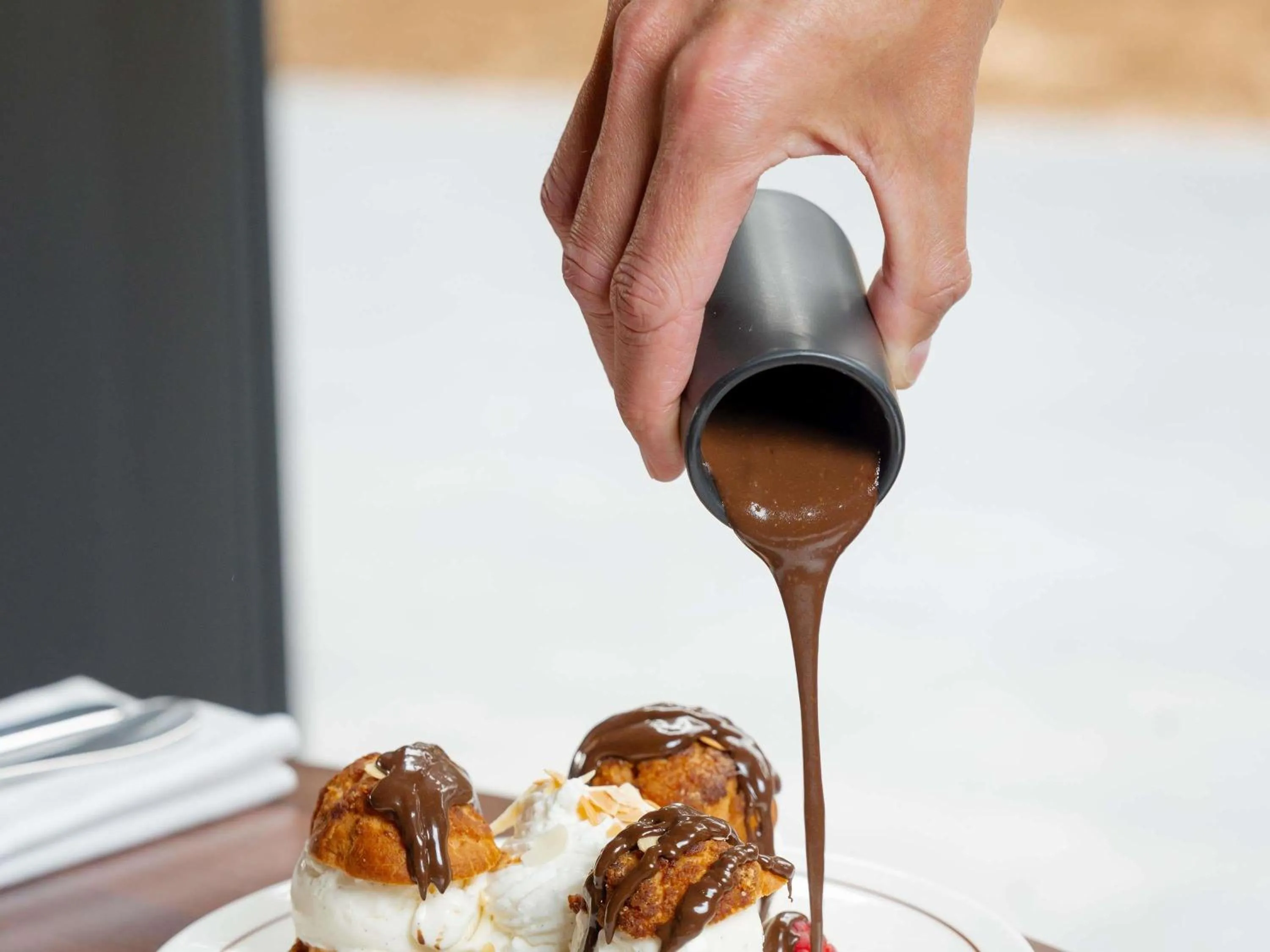 Restaurant/places to eat in Mercure Caen Cote De Nacre