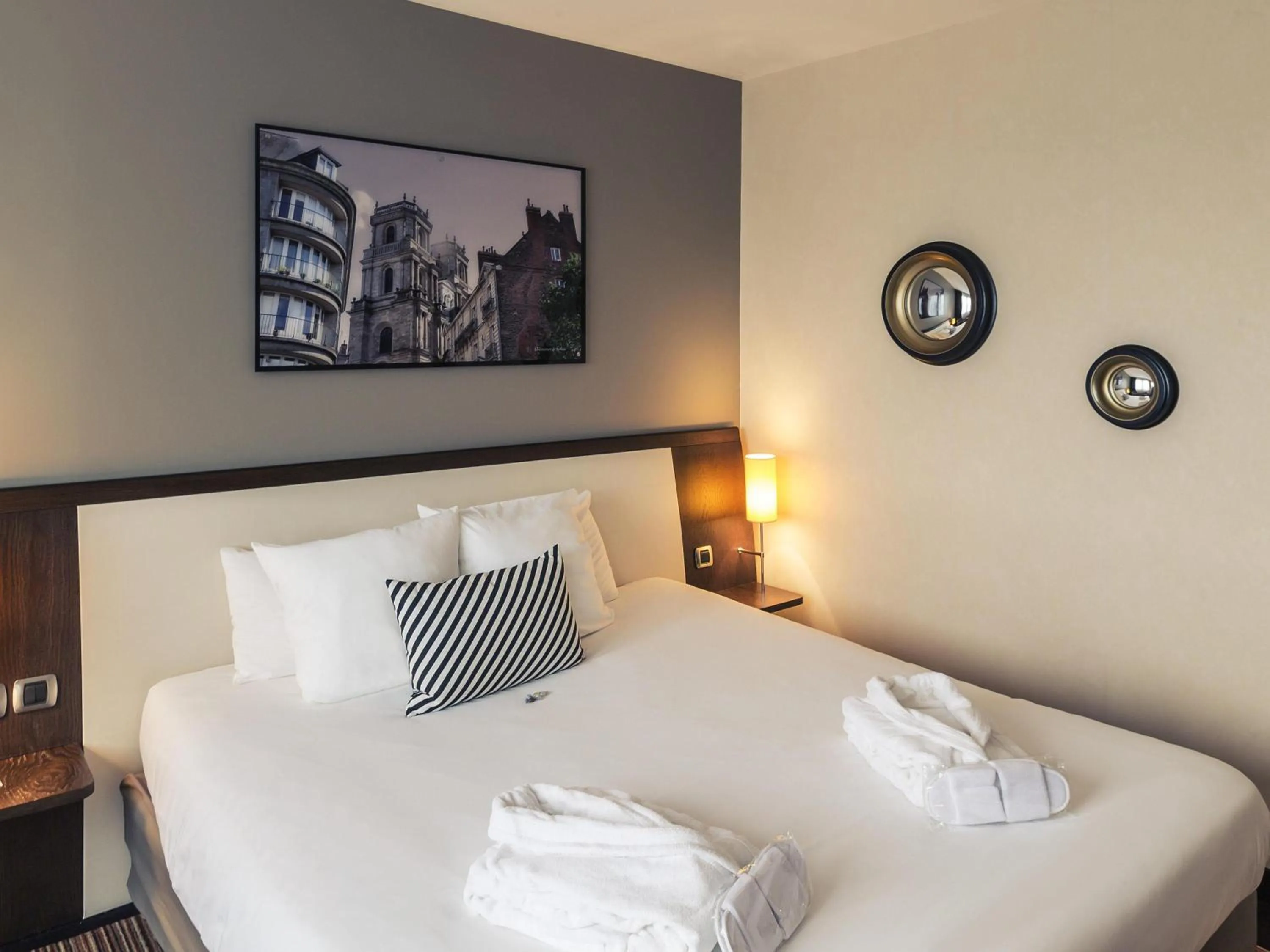 Property building, Bed in Hotel Mercure Rennes Cesson