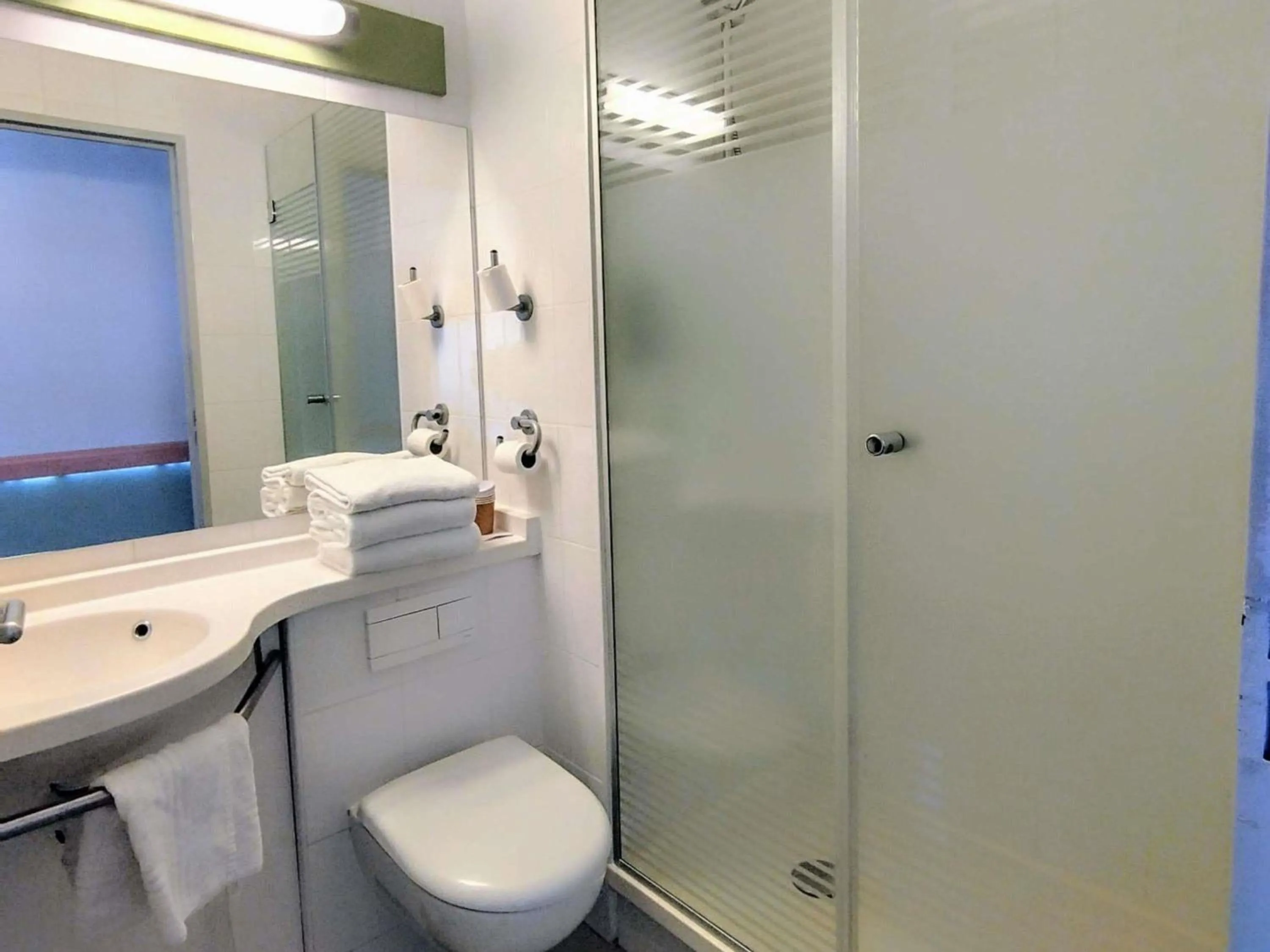 Bedroom in Ibis Budget Toulon Centre