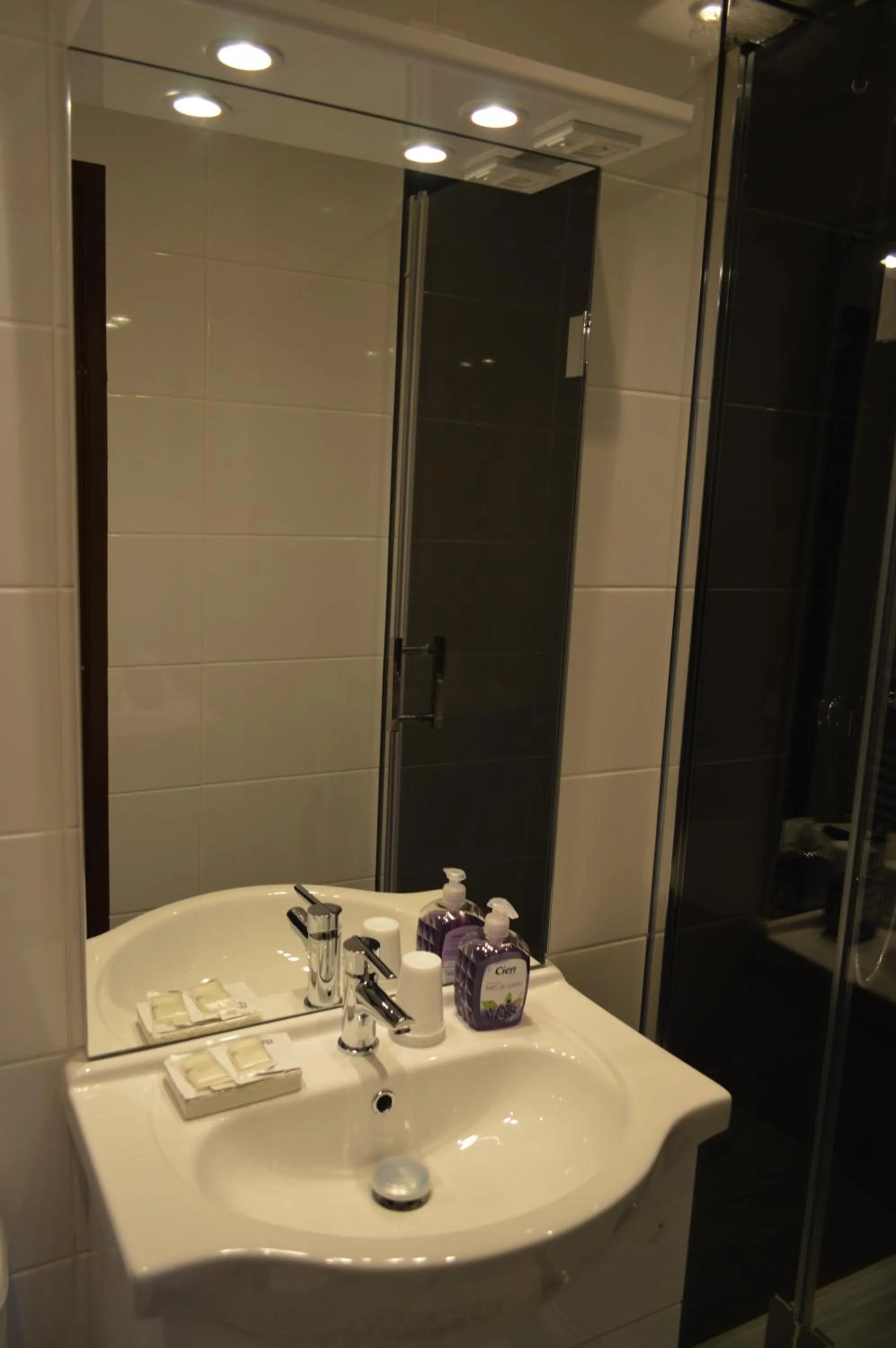 Shower in Hôtel Timgad