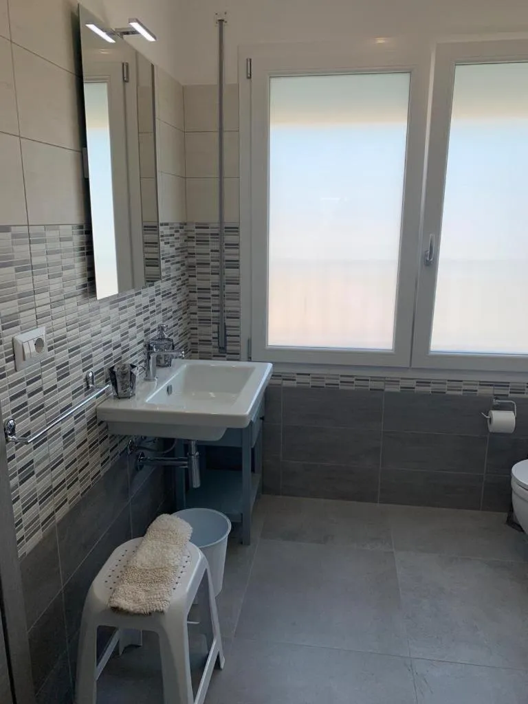 Shower in B&B Centrale