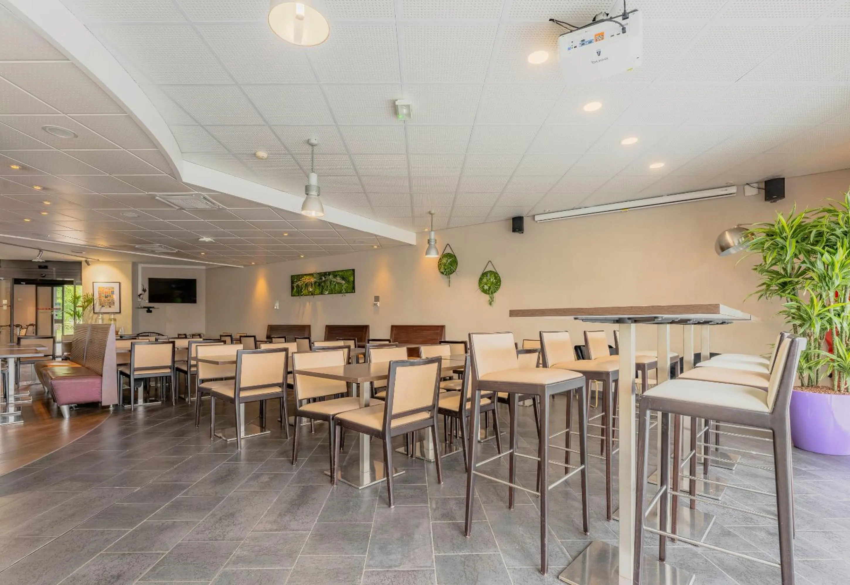 Restaurant/places to eat in B&B HOTEL Calais Terminal Cité Europe 4 étoiles