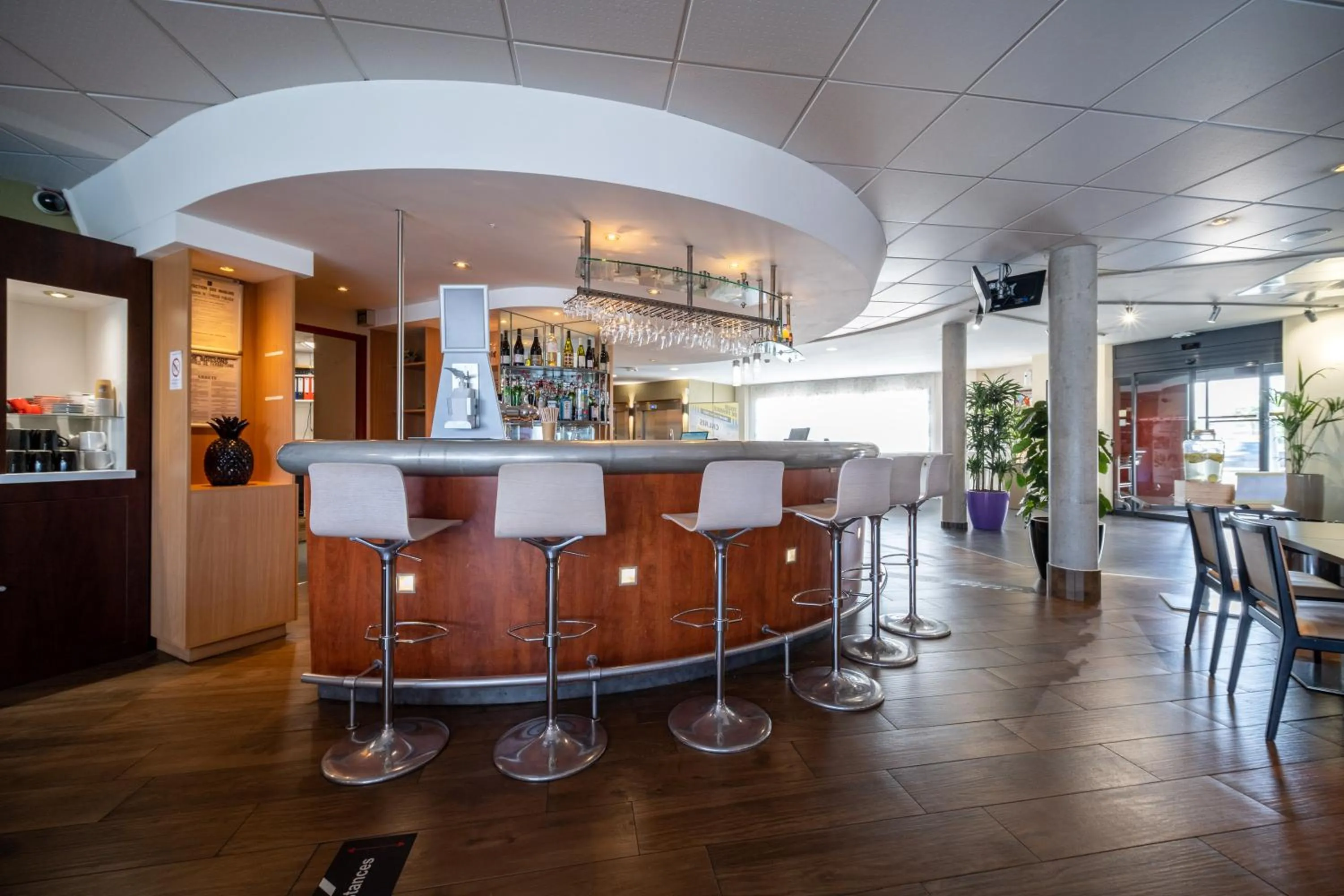 Lounge or bar in B&B HOTEL Calais Terminal Cité Europe 4 étoiles