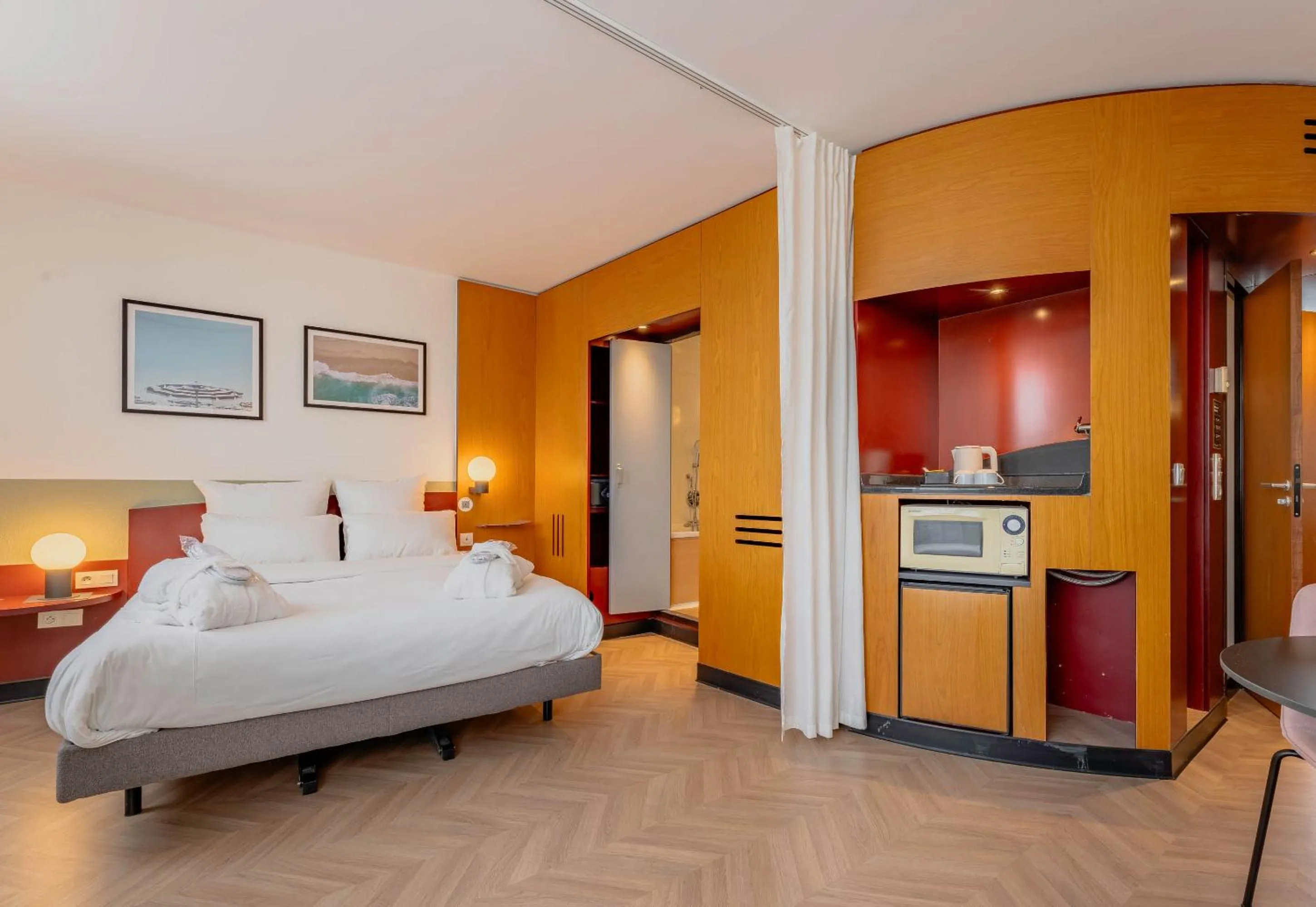 Bedroom, Bed in B&B HOTEL Calais Terminal Cité Europe 4 étoiles