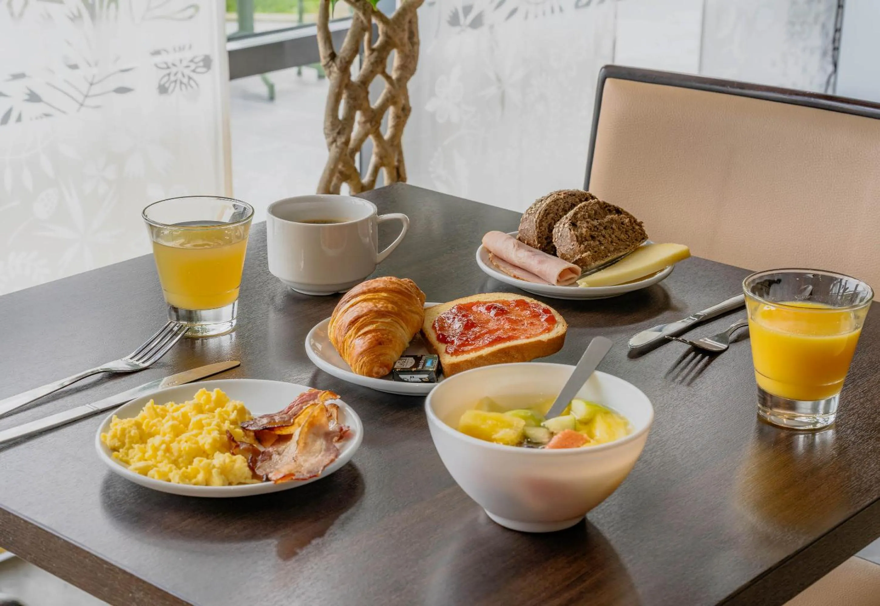 Breakfast in B&B HOTEL Calais Terminal Cité Europe 4 étoiles