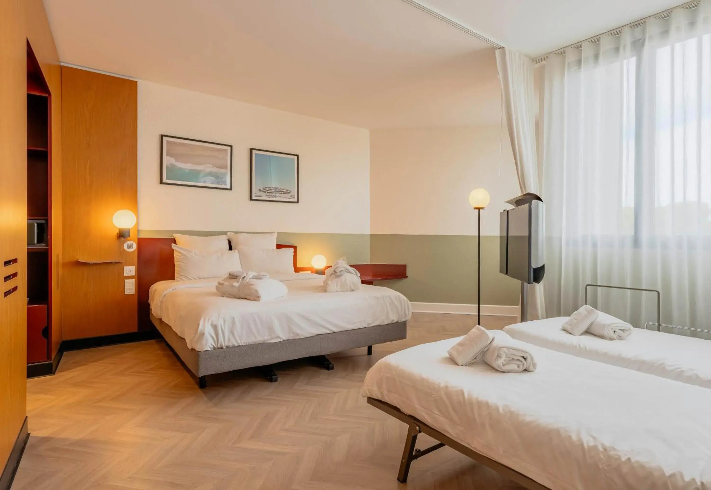 Executive Suite with 1 Queen Bed and 2 Single Beds in B&B HOTEL Calais Terminal Cité Europe 4 étoiles Executive Suite with 1 Queen Bed and 2 Single Beds in B&B HOTEL Calais Terminal Cité Europe 4 étoiles