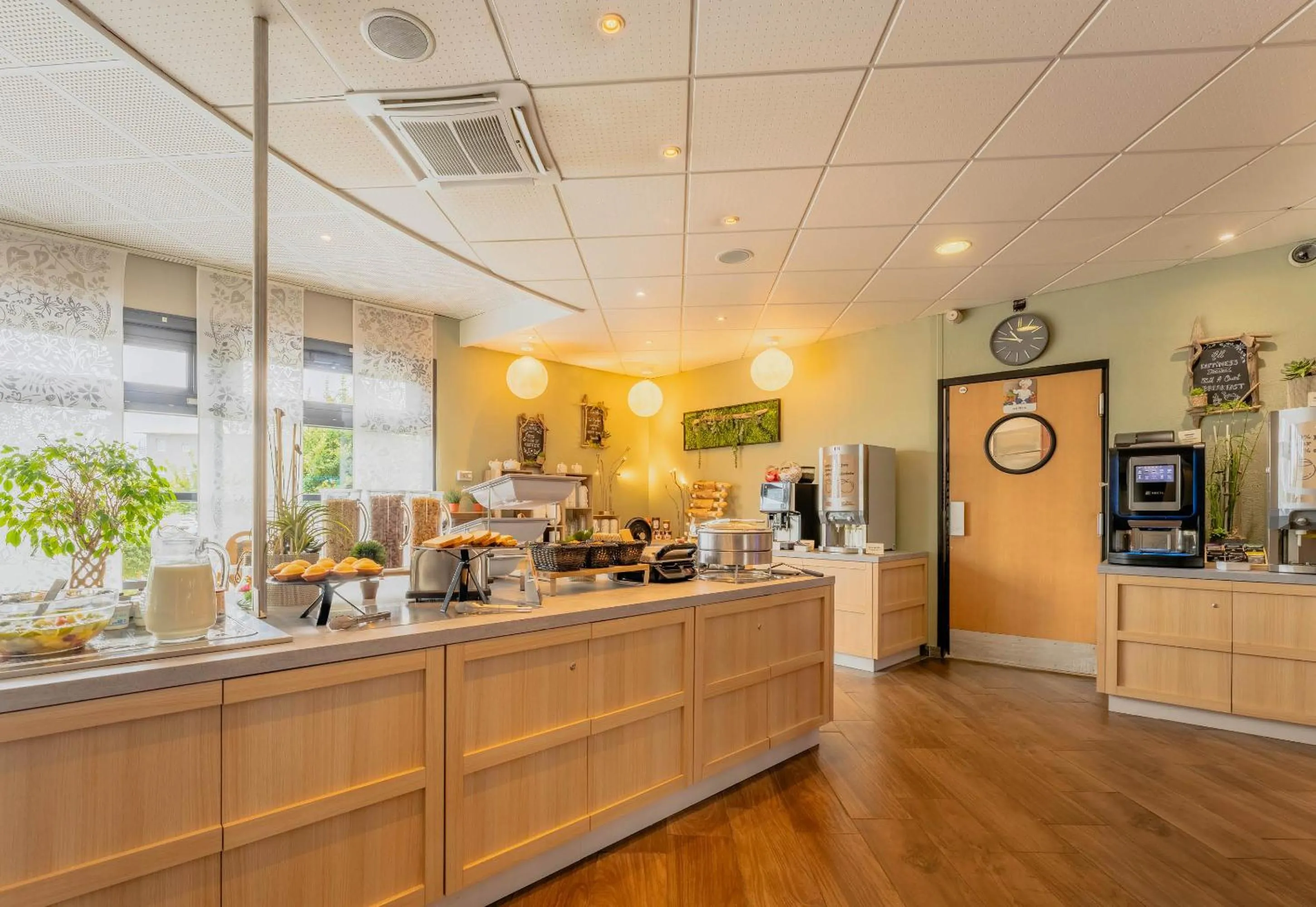 Buffet breakfast in B&B HOTEL Calais Terminal Cité Europe 4 étoiles