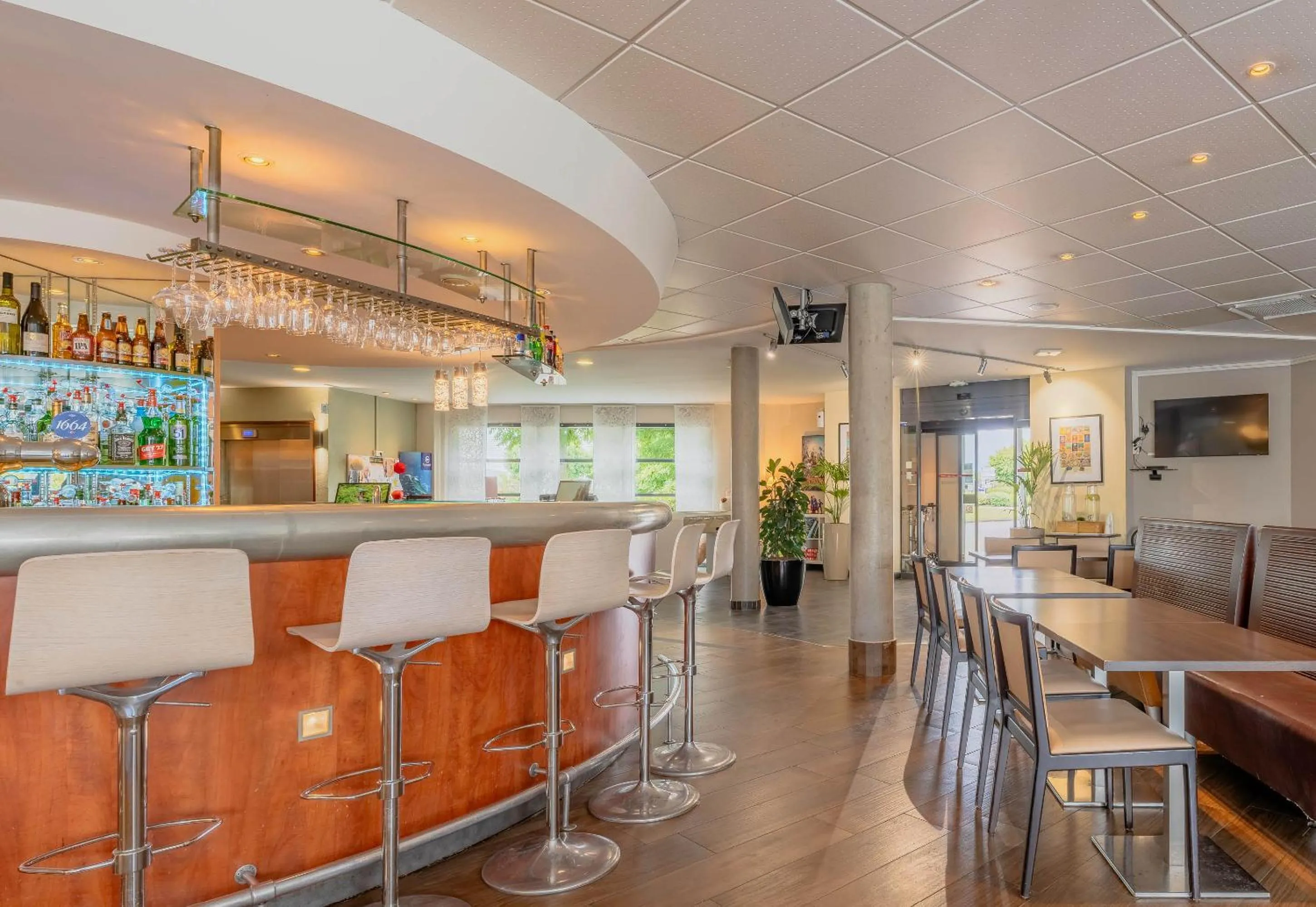 Lounge or bar in B&B HOTEL Calais Terminal Cité Europe 4 étoiles