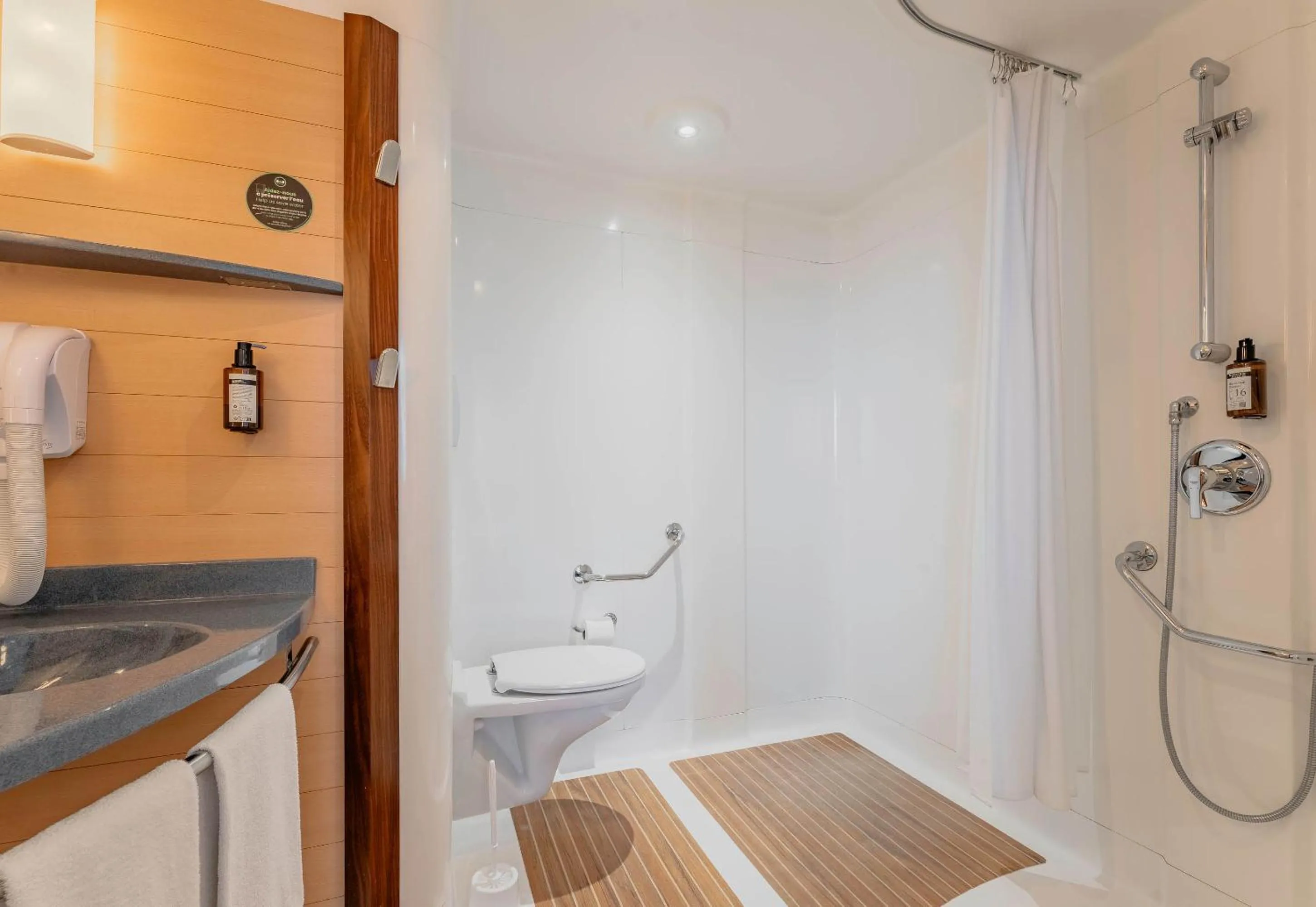 Bathroom in B&B HOTEL Calais Terminal Cité Europe 4 étoiles