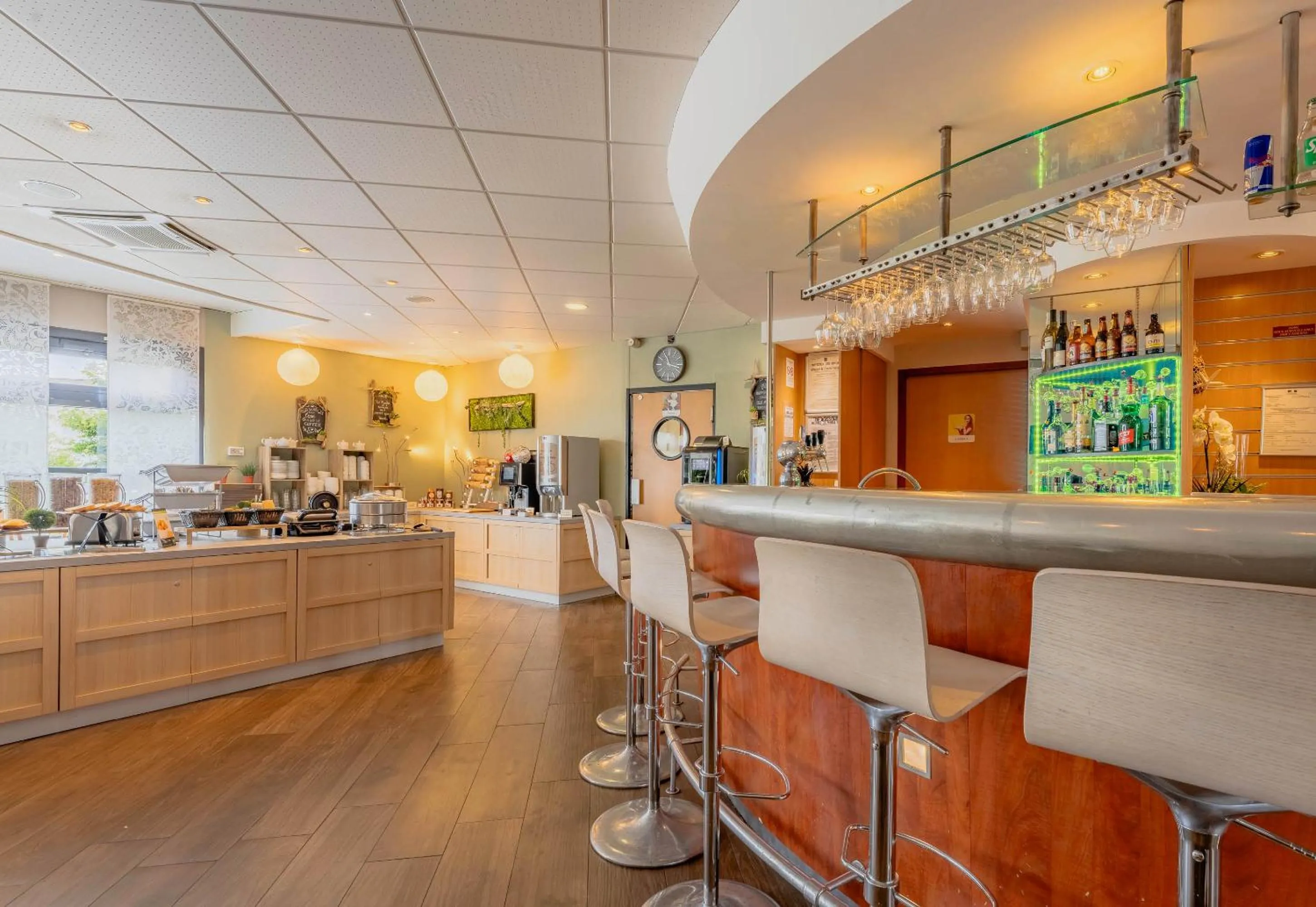 Lounge or bar in B&B HOTEL Calais Terminal Cité Europe 4 étoiles