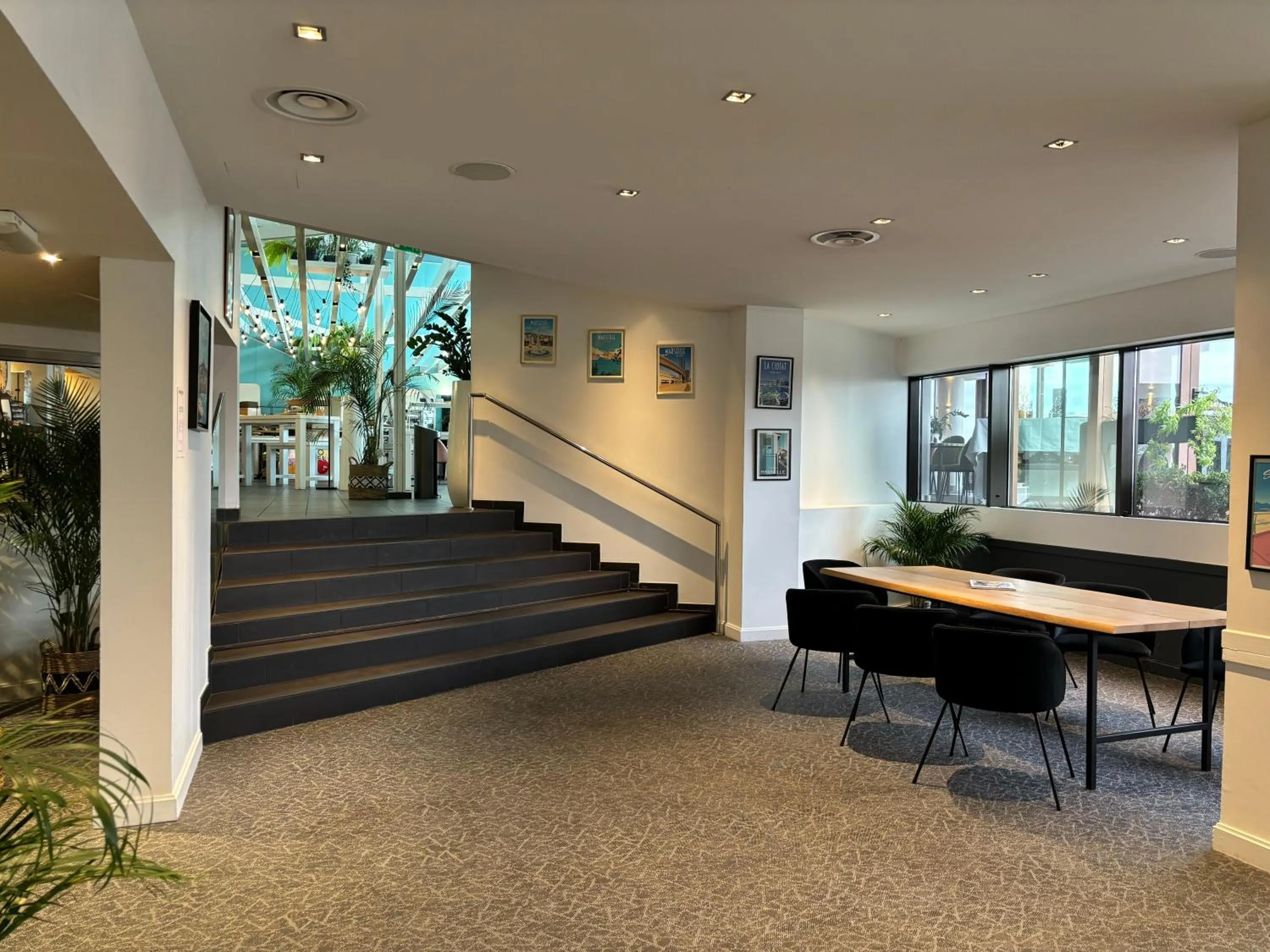 Communal lounge/ TV room in Novotel Marseille Vieux Port