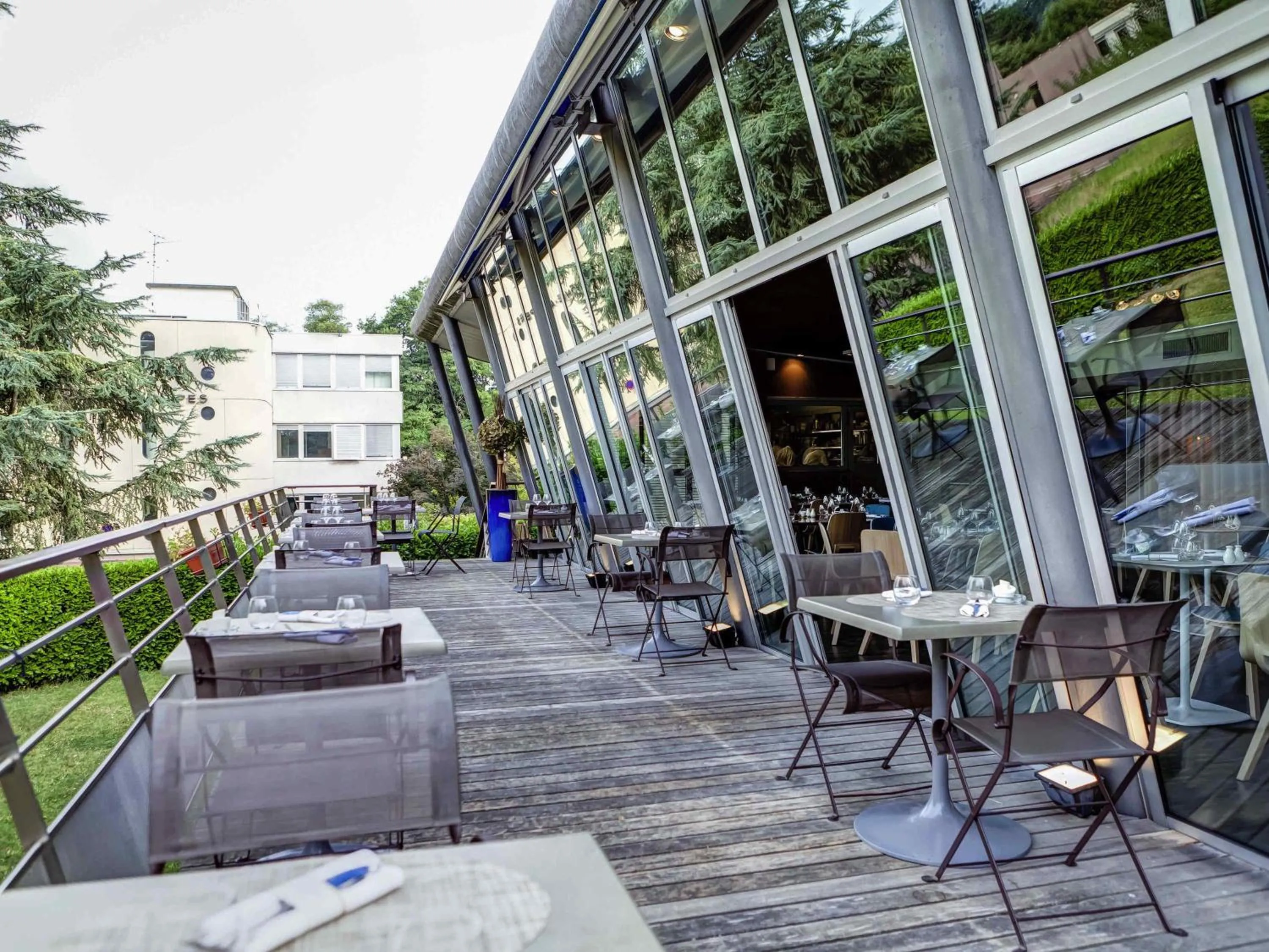 Restaurant/places to eat in Mercure Lyon Charbonnières