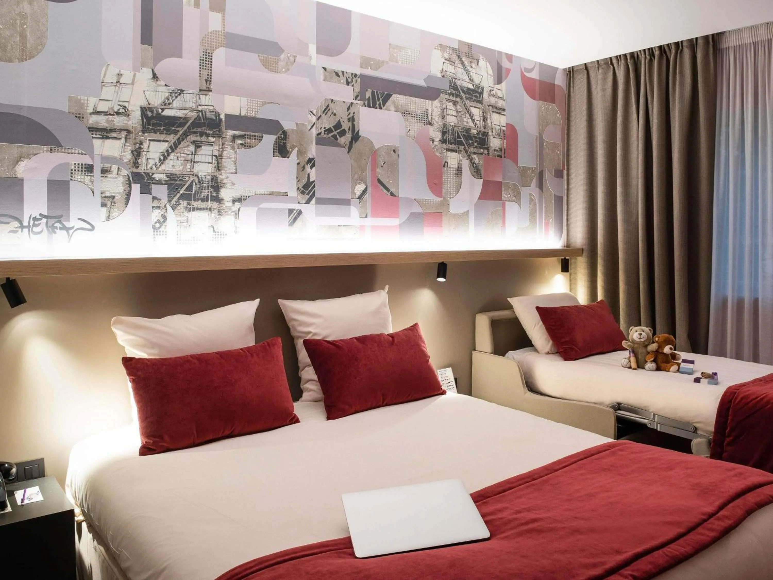 Property building, Bed in Mercure Lyon Charbonnières