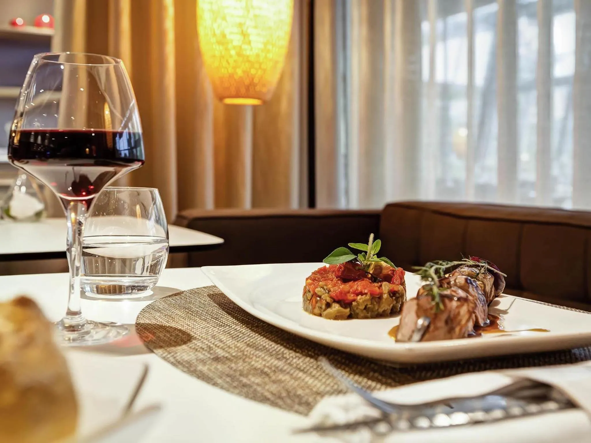 Restaurant/places to eat in Mercure Lyon Charbonnières