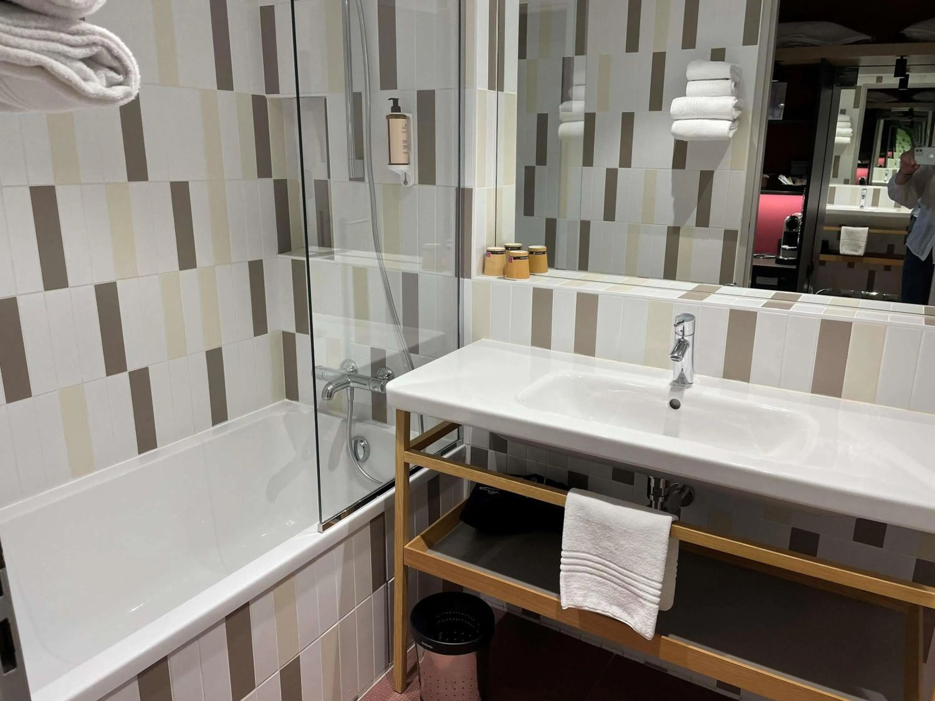 Bedroom in Mercure Lyon Charbonnières