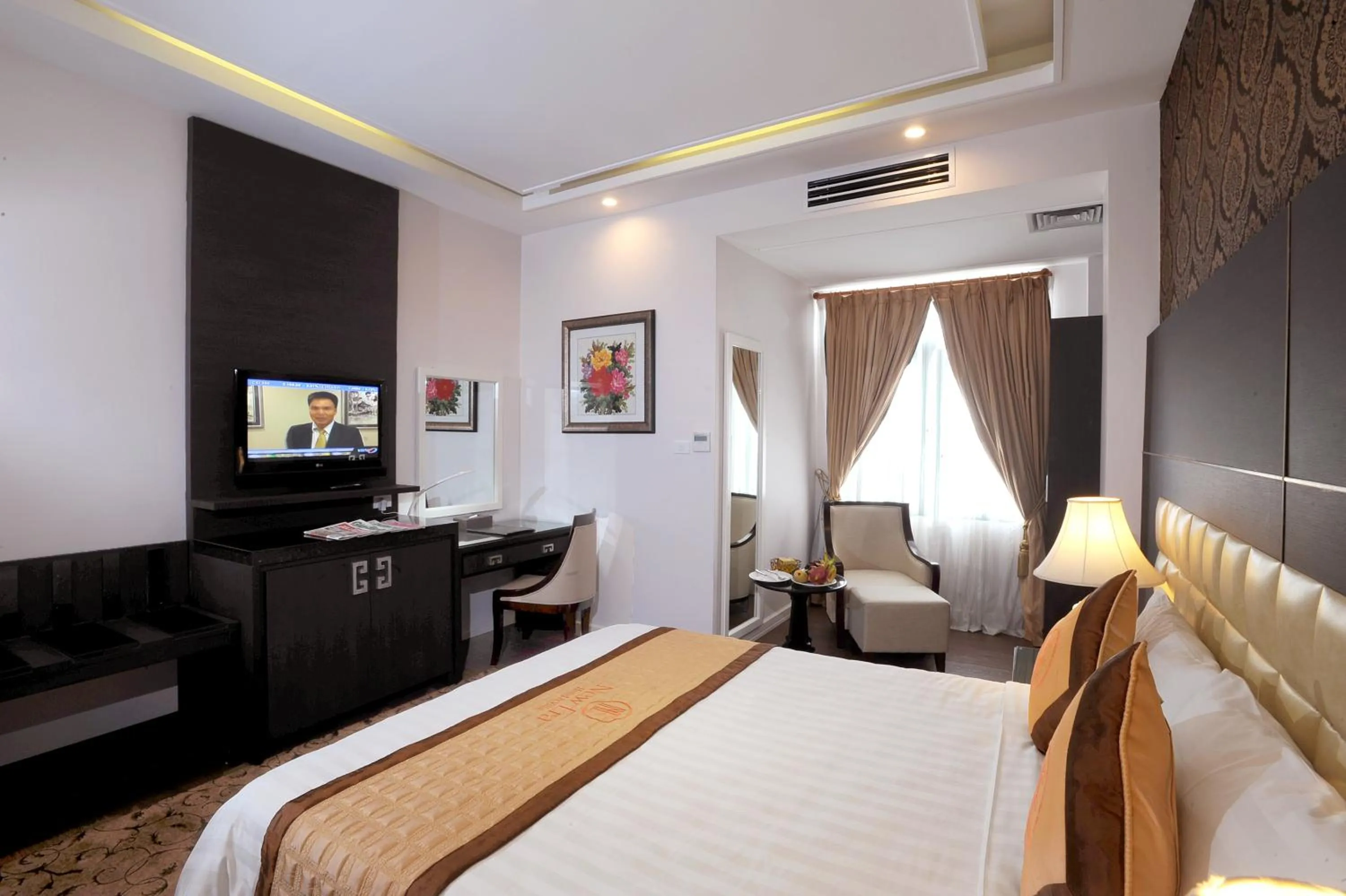 Bedroom, TV/Entertainment Center in New Era Hotel & Villa
