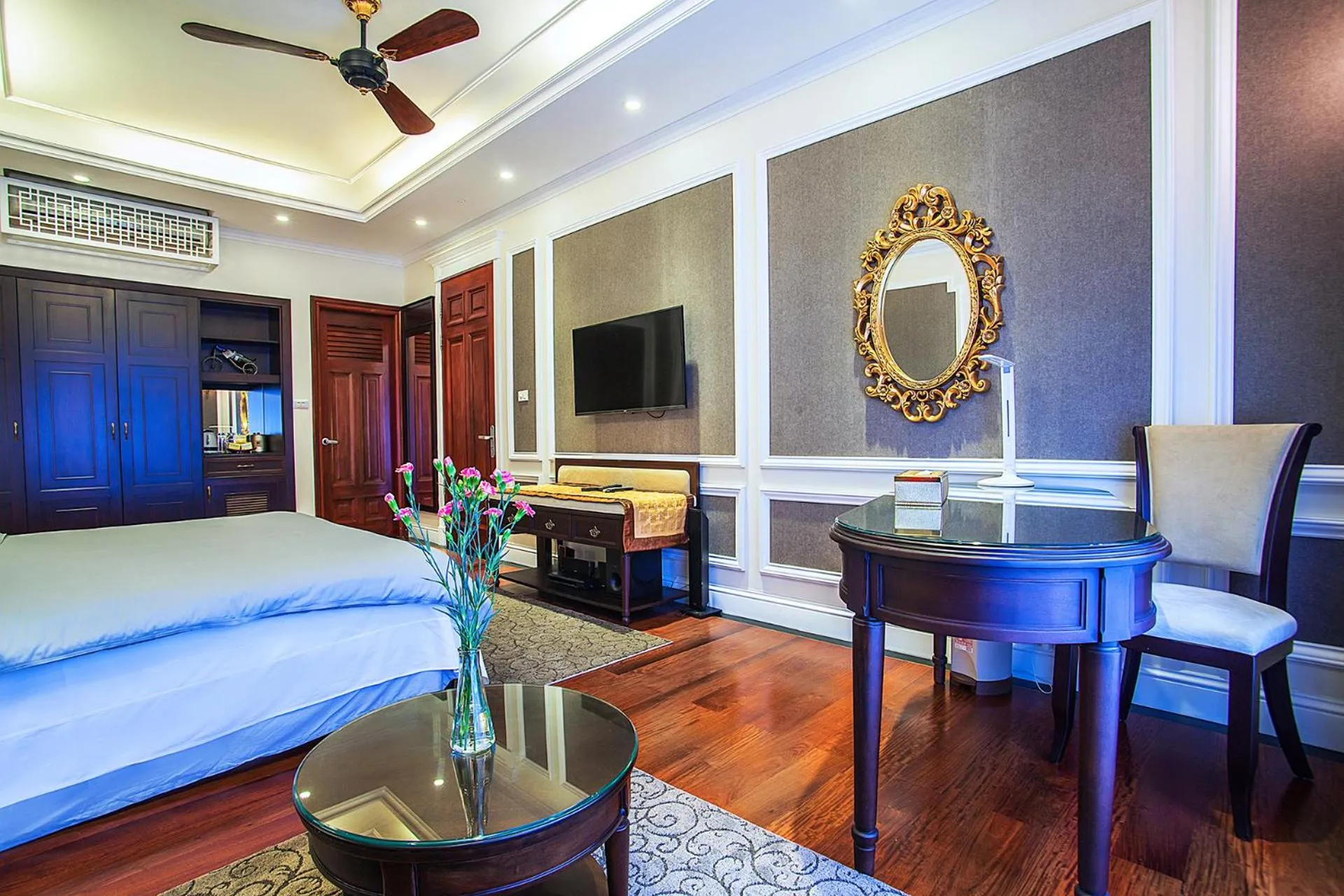 Bed in New Era Hotel & Villa