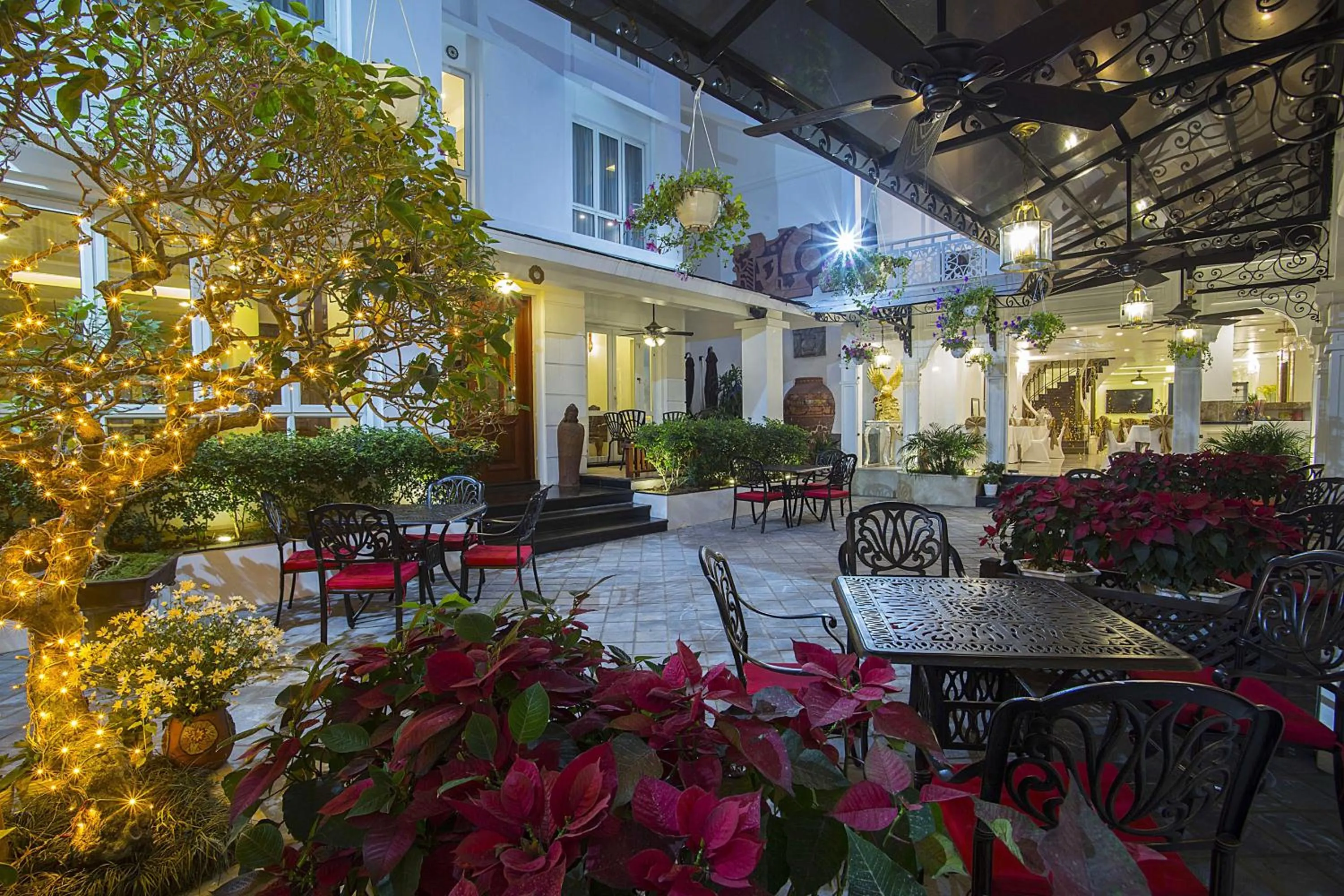 Restaurant/places to eat in New Era Hotel & Villa