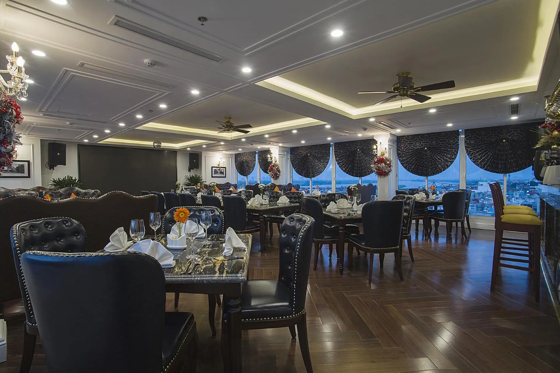 Restaurant/Places to Eat in New Era Hotel & Villa