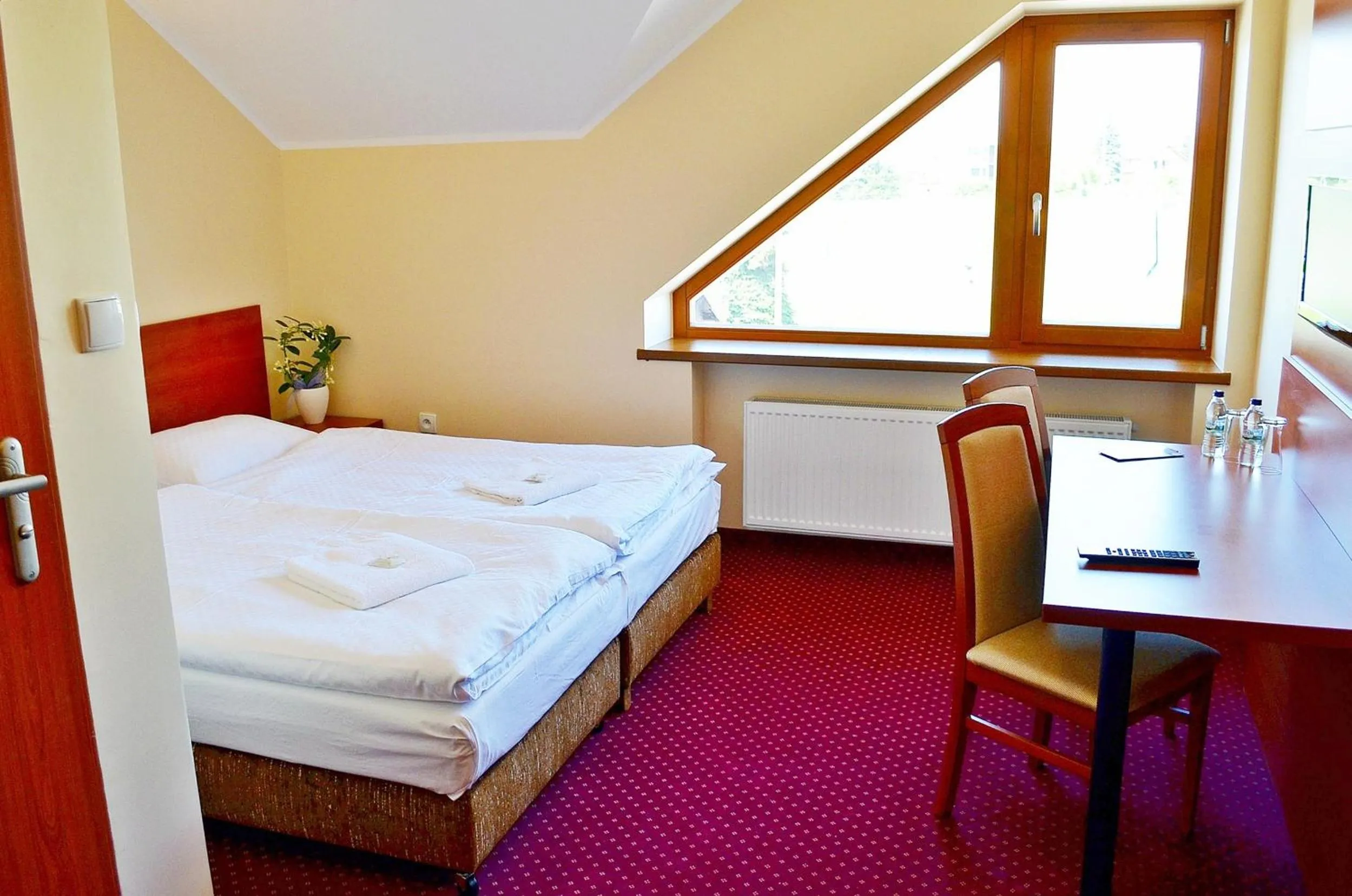 Bed in Dw¿r ?wi?tosz¿wka