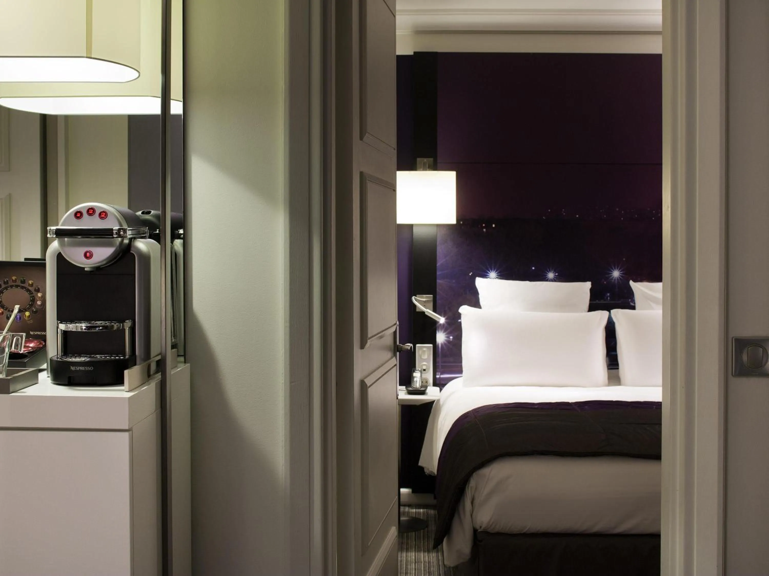 Bedroom, Bed in Mercure Paris Centre Tour Eiffel